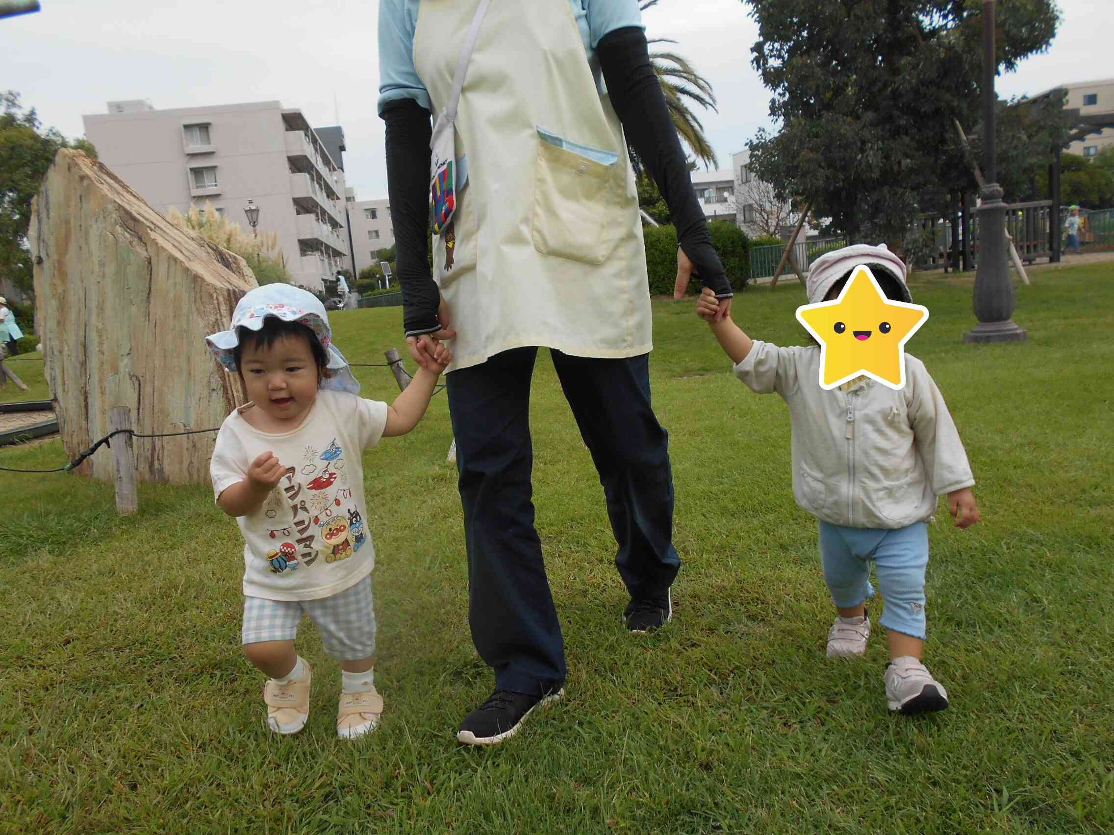 手を繋いでお散歩