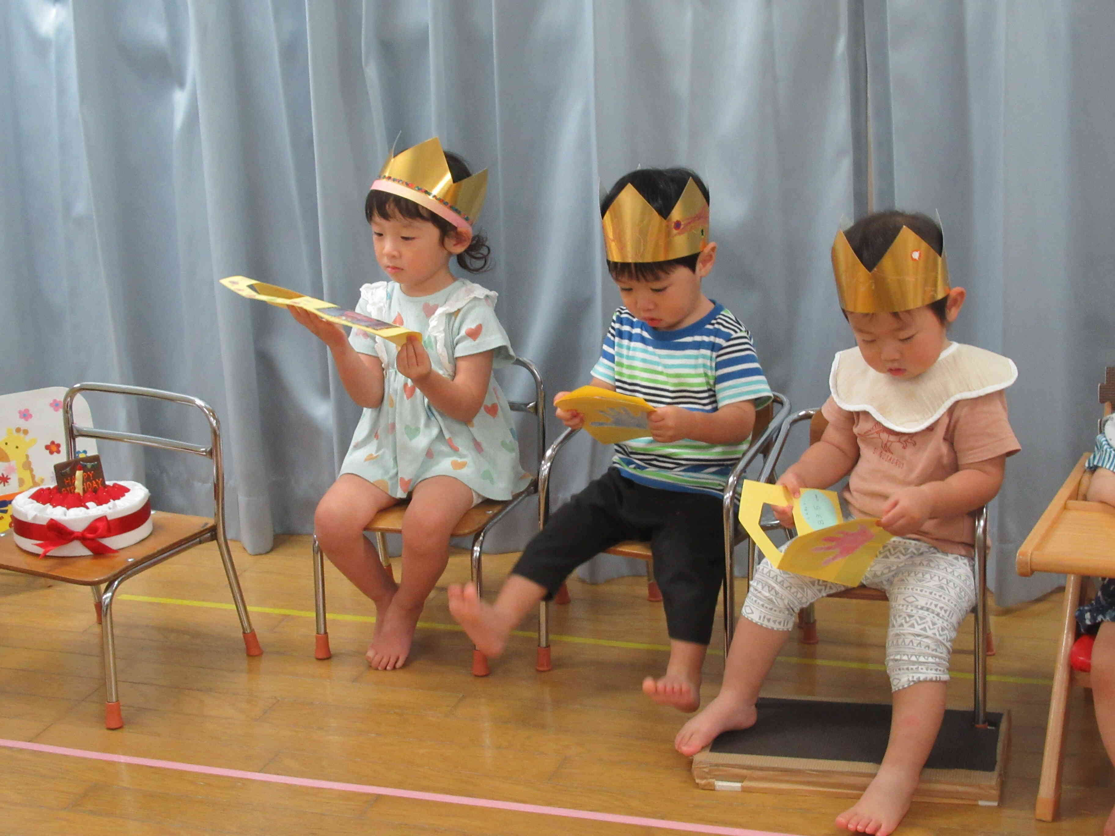 先生からのバースデーメッセージカードにくぎ付けです！