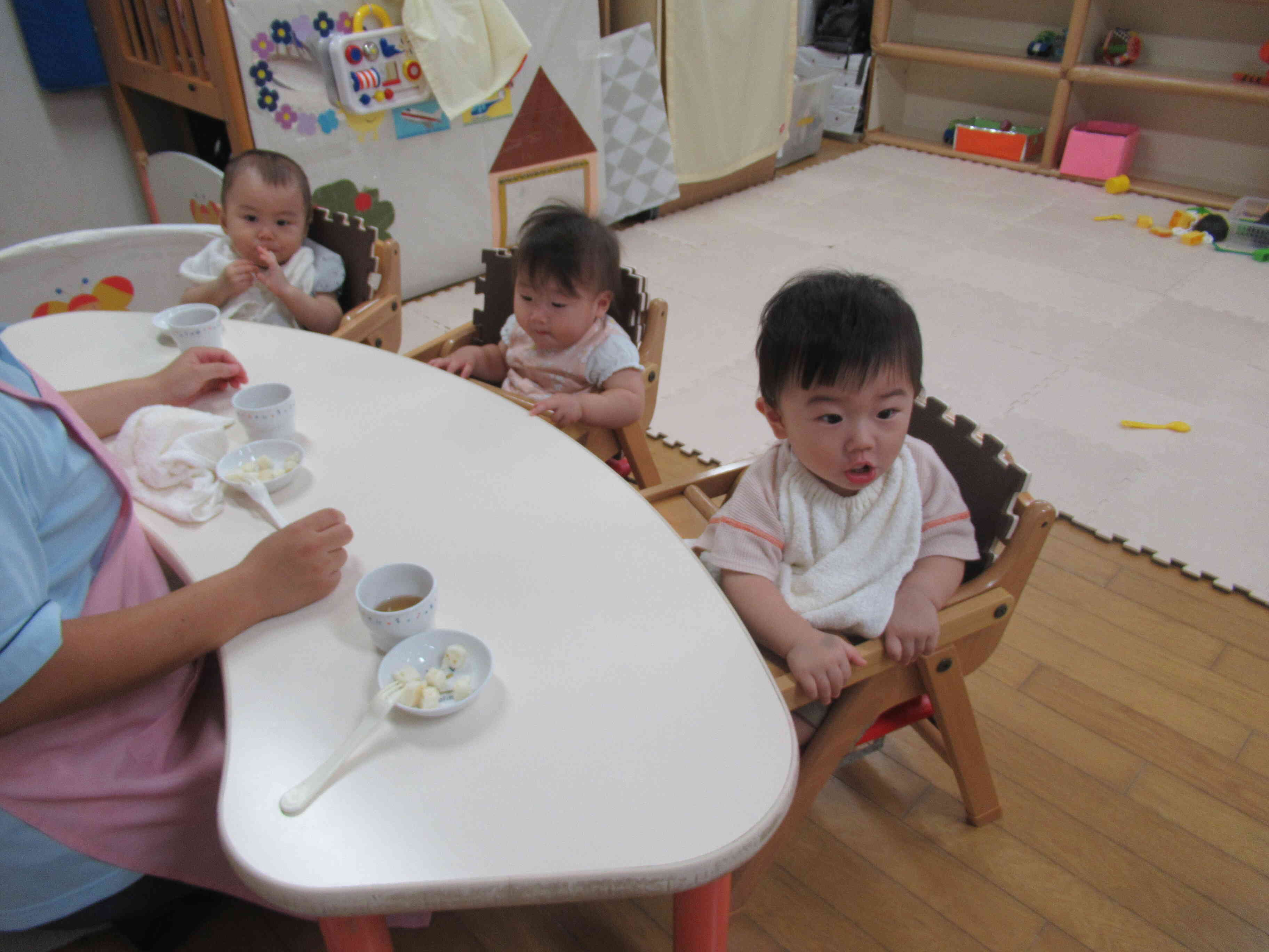 うさぎ組（0歳児）さんも一緒にパンケーキを食べてお祝い♪