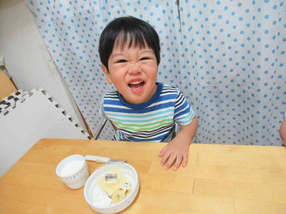 自分の名前入りのケーキを前ににっこり笑顔！