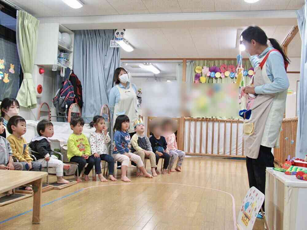 先生の出し物「はらぺこあおむし」のエプロンシアター