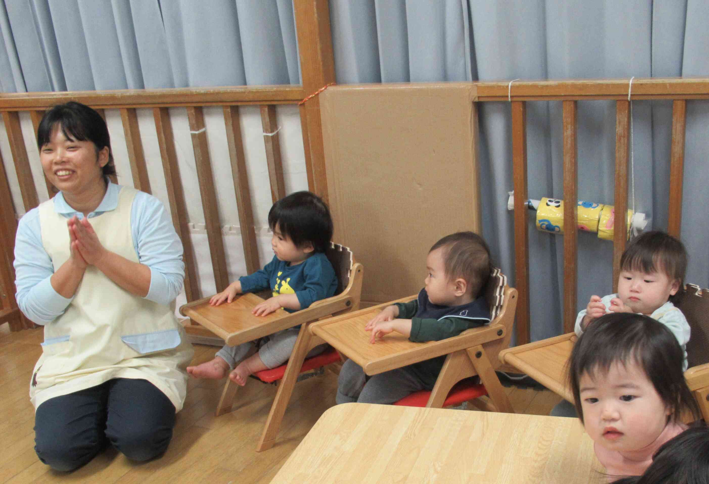 うさぎ組(0歳児)のお友達も、きちんと座ってお誕生日をお祝いしました。