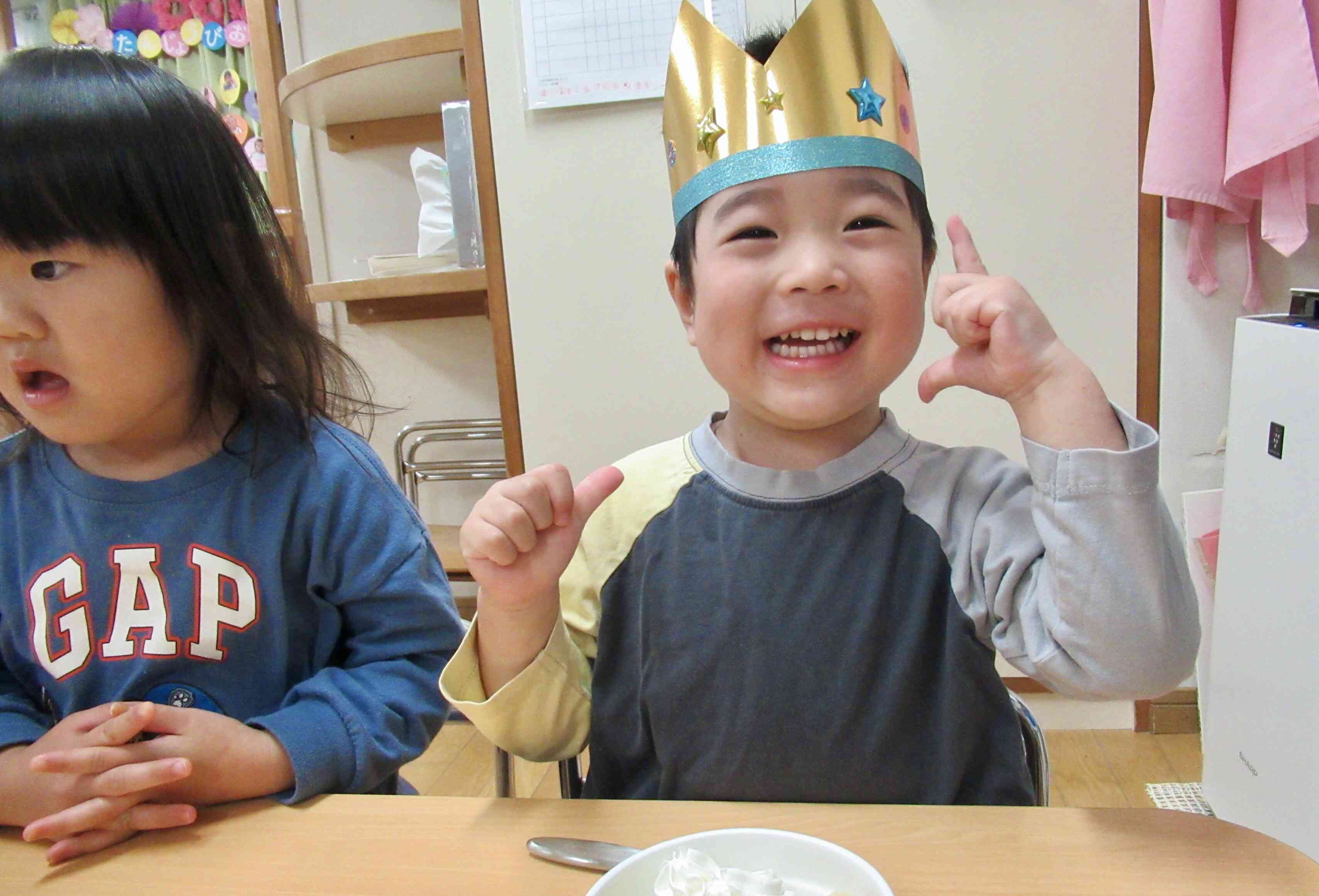 おやつはお誕生日ケーキ