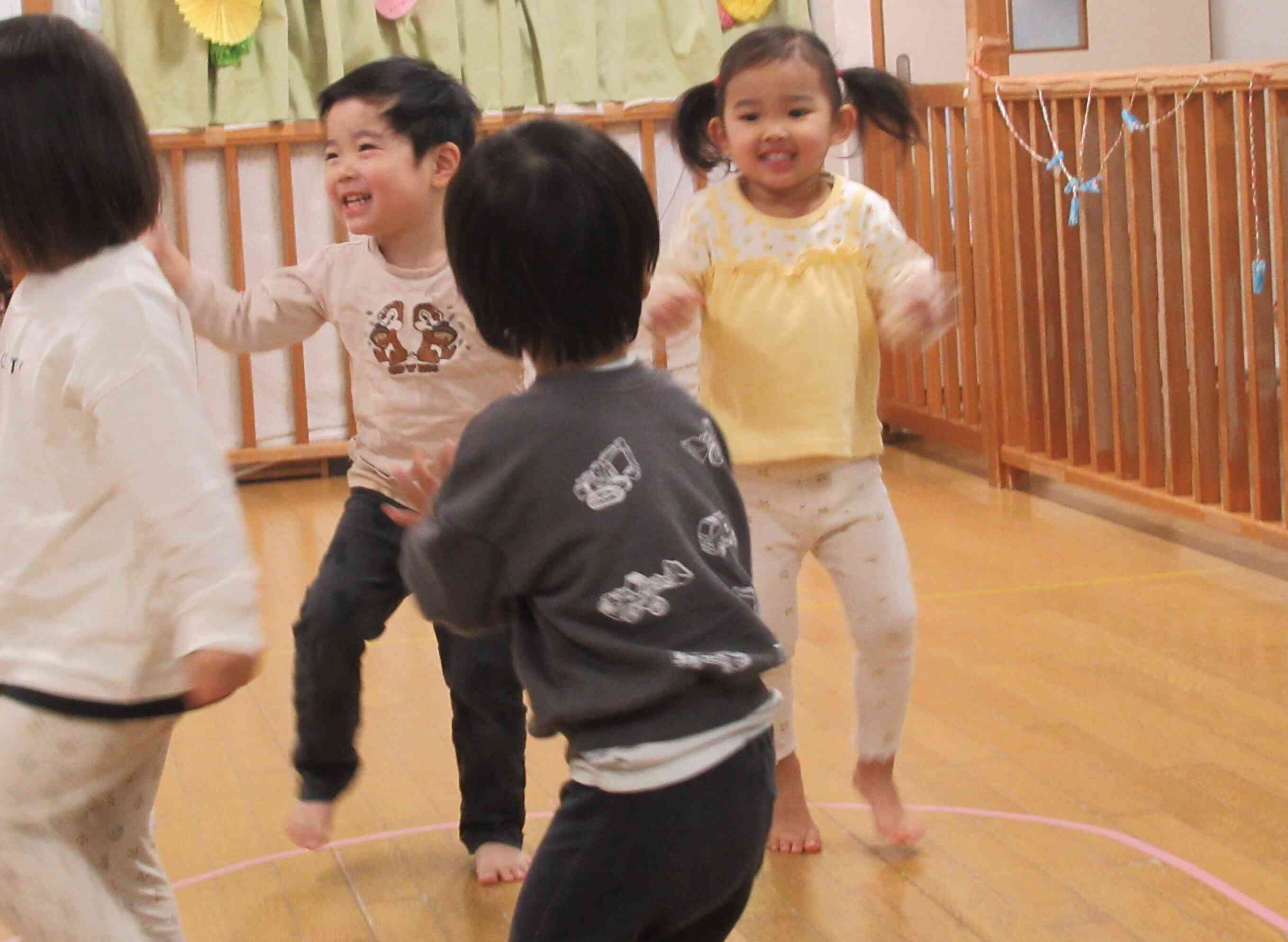 音楽に合わせてノリノリで踊る、きりん組（2歳児）さん