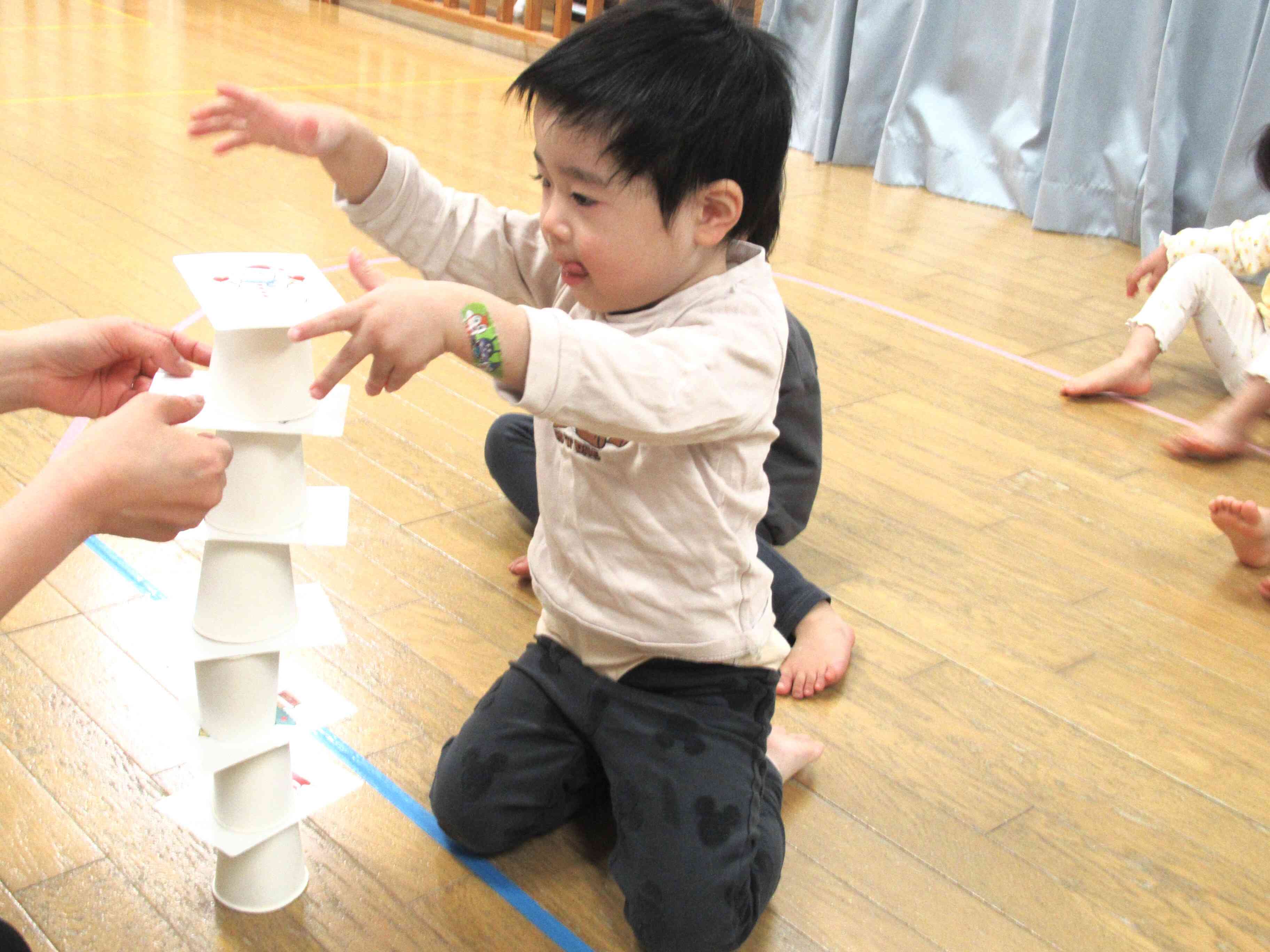 コップタワーをこんなに高く積むことができました！