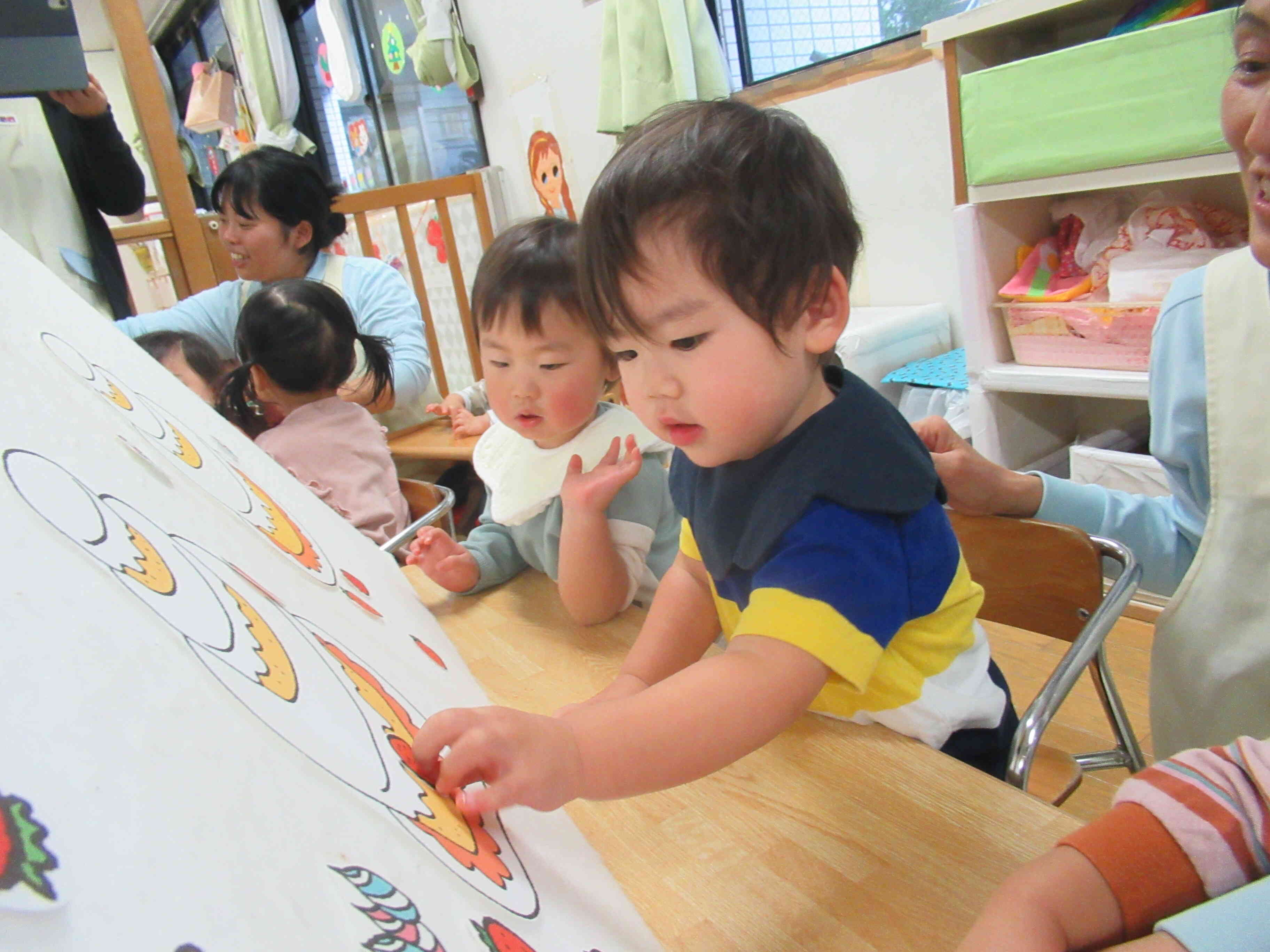 ぱんだ組（1歳児）さんも楽しそうにケーキの飾り付けをしてくれました。