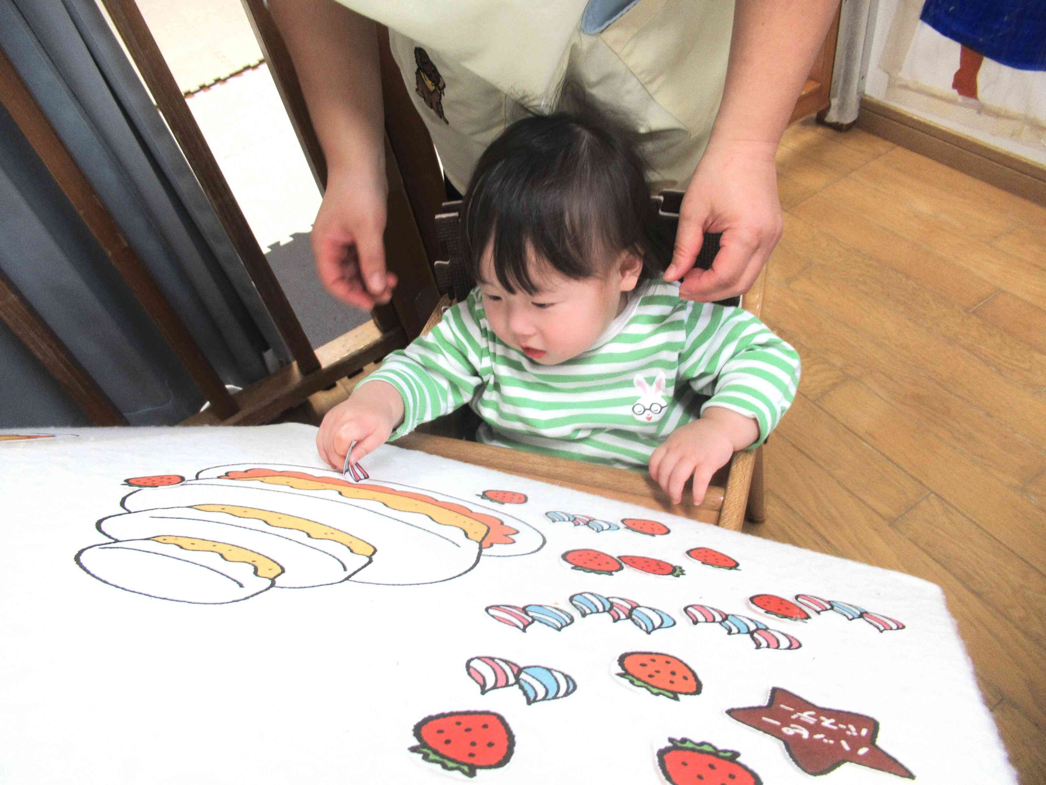 うさぎ組（0歳児）さんもパネルシアターの飾り付けに挑戦！