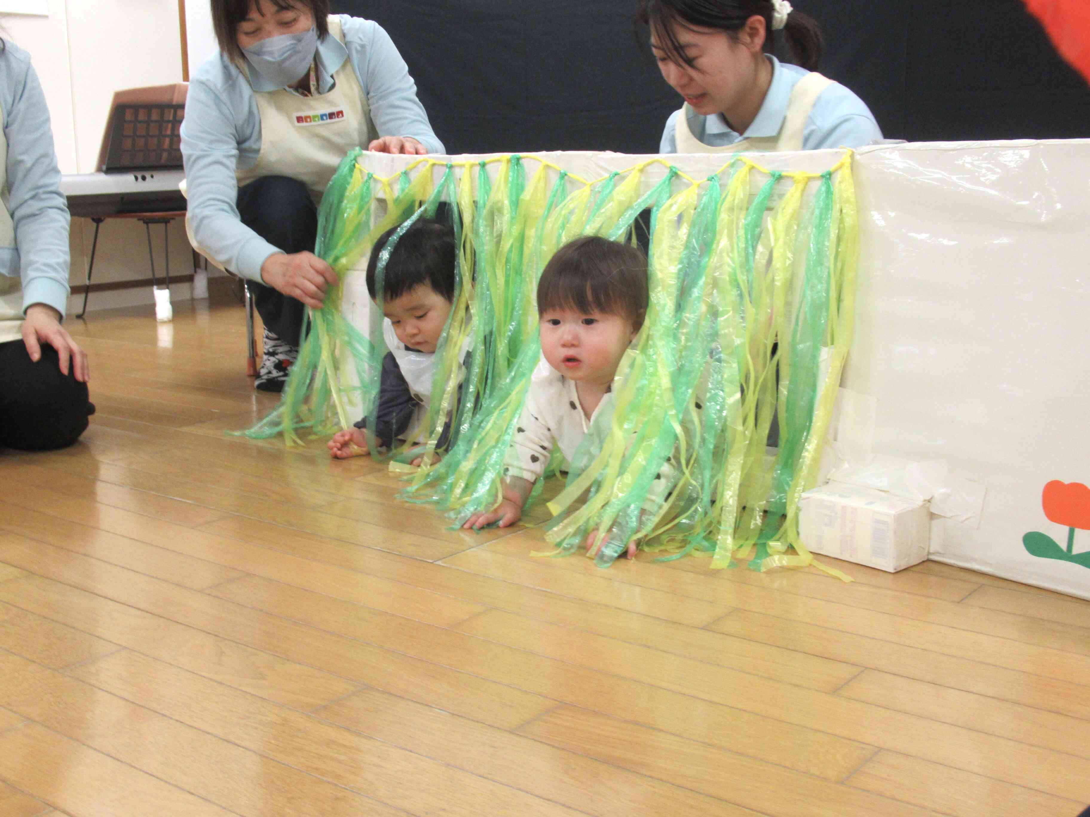 お歌に合わせて「バァ〜」と出てきてくれました!