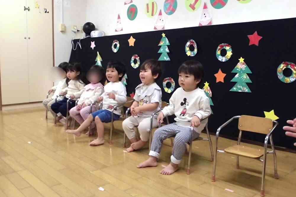 家族の方を目の前に緊張気味のぱんだ組（1歳児）さんですが、笑顔のお友達もいました！