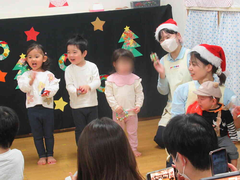 クラスの出し物が終わった後は、みんなで「あわてんぼうのサンタクロース」を歌いました！