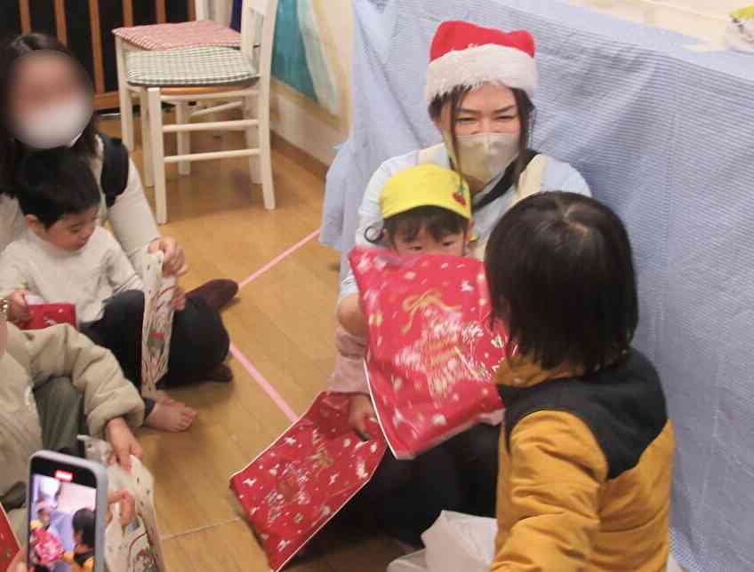 最後はサンタさんからもらったプレゼント贈呈！