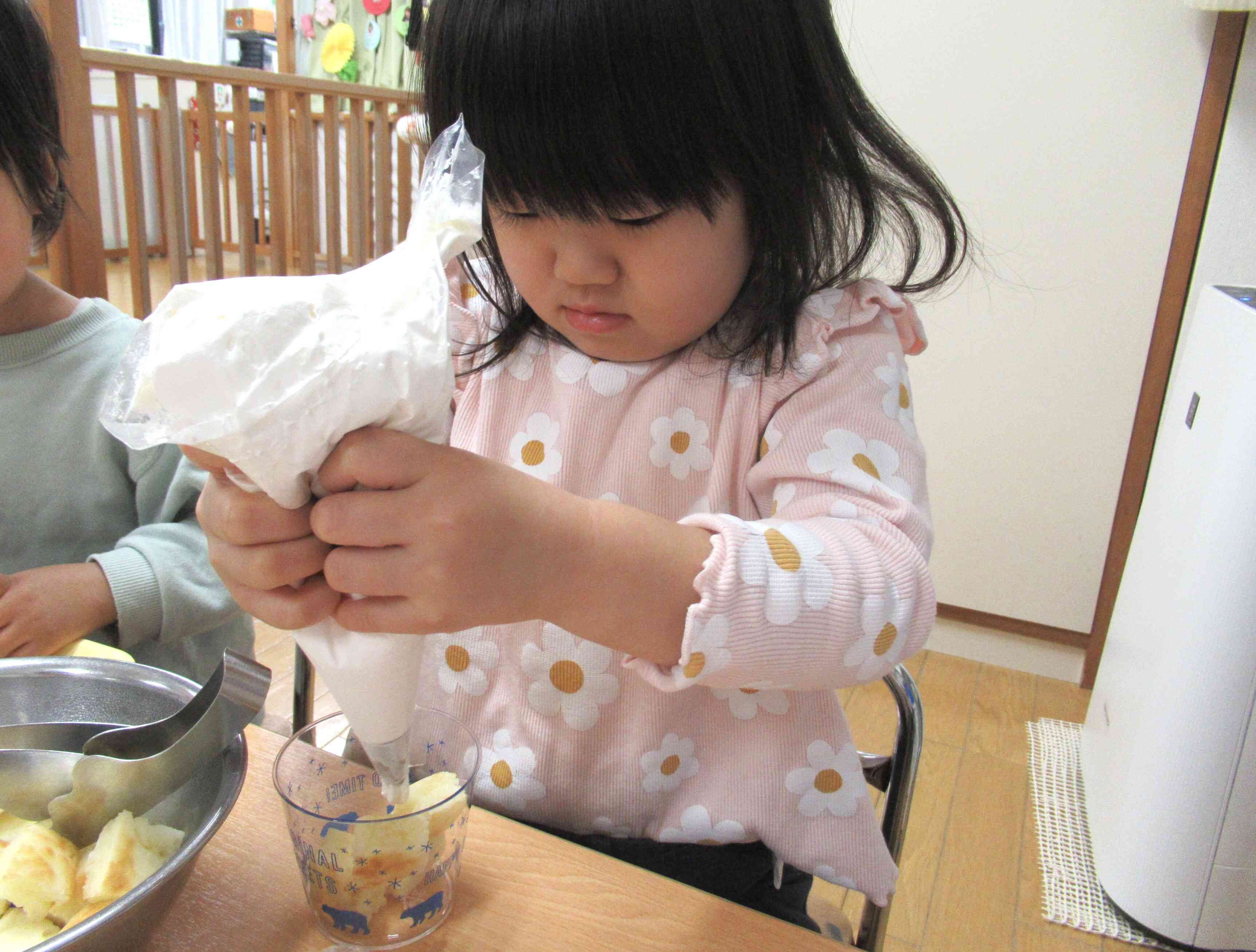 慎重に、そして真剣にデコレーションする、きりん組（2歳児）さん