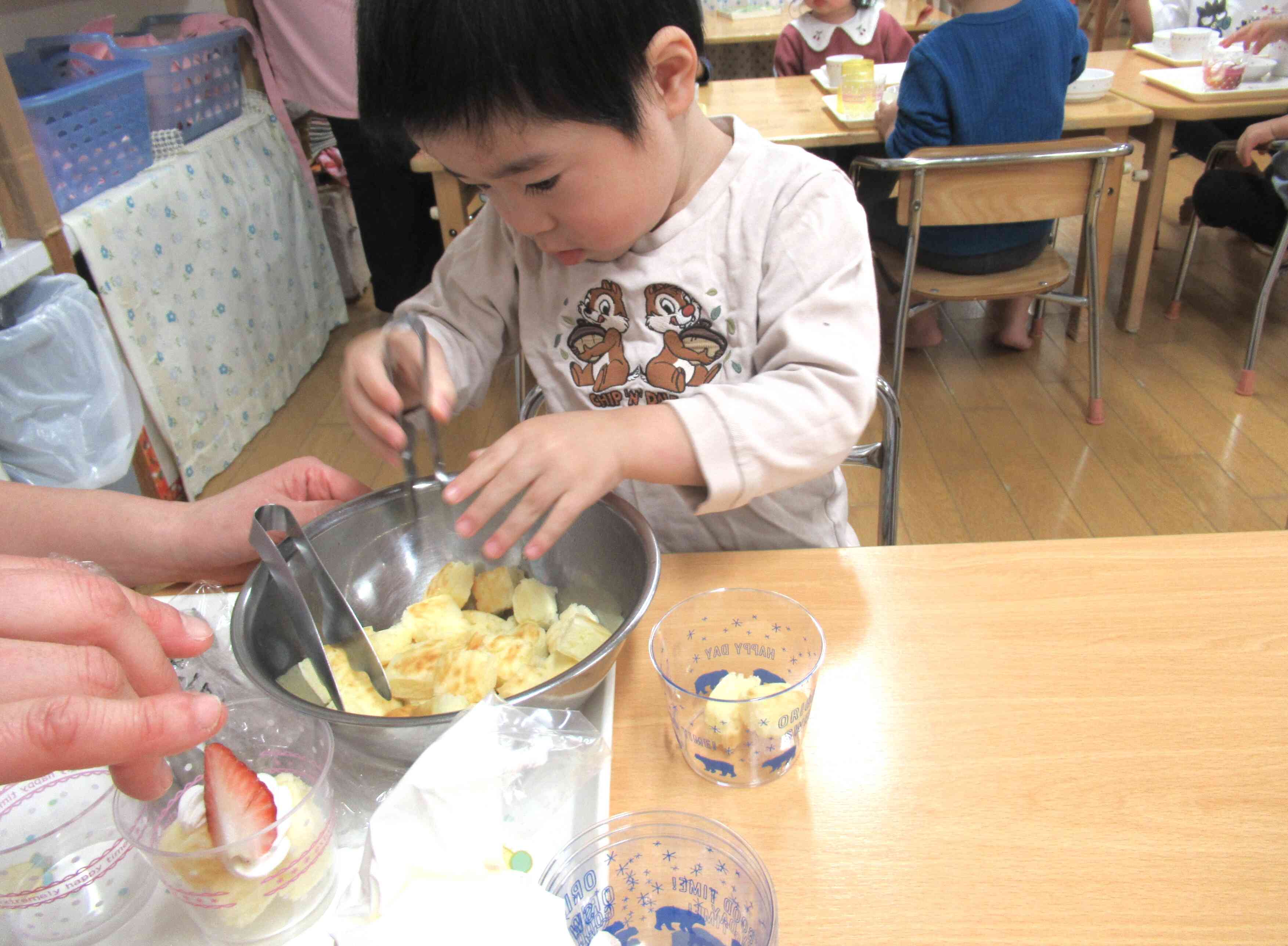 おままごとでトングを使っているから、トングの持ち方が上手です！