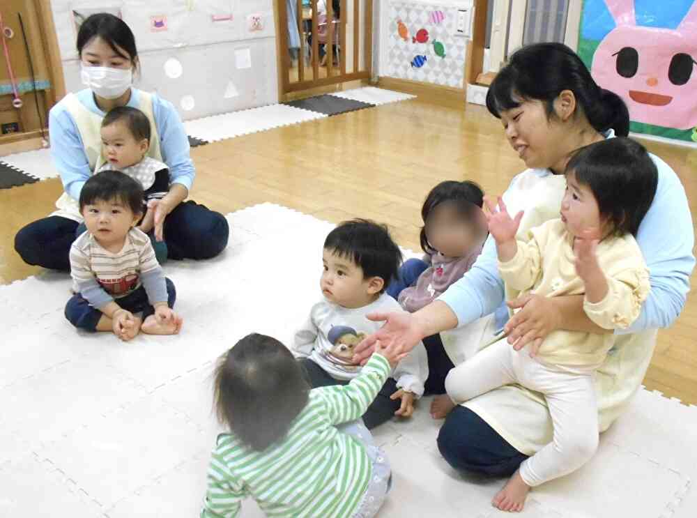 うさぎ組（0歳児）さんも手拍子をするお友だちがいました！
