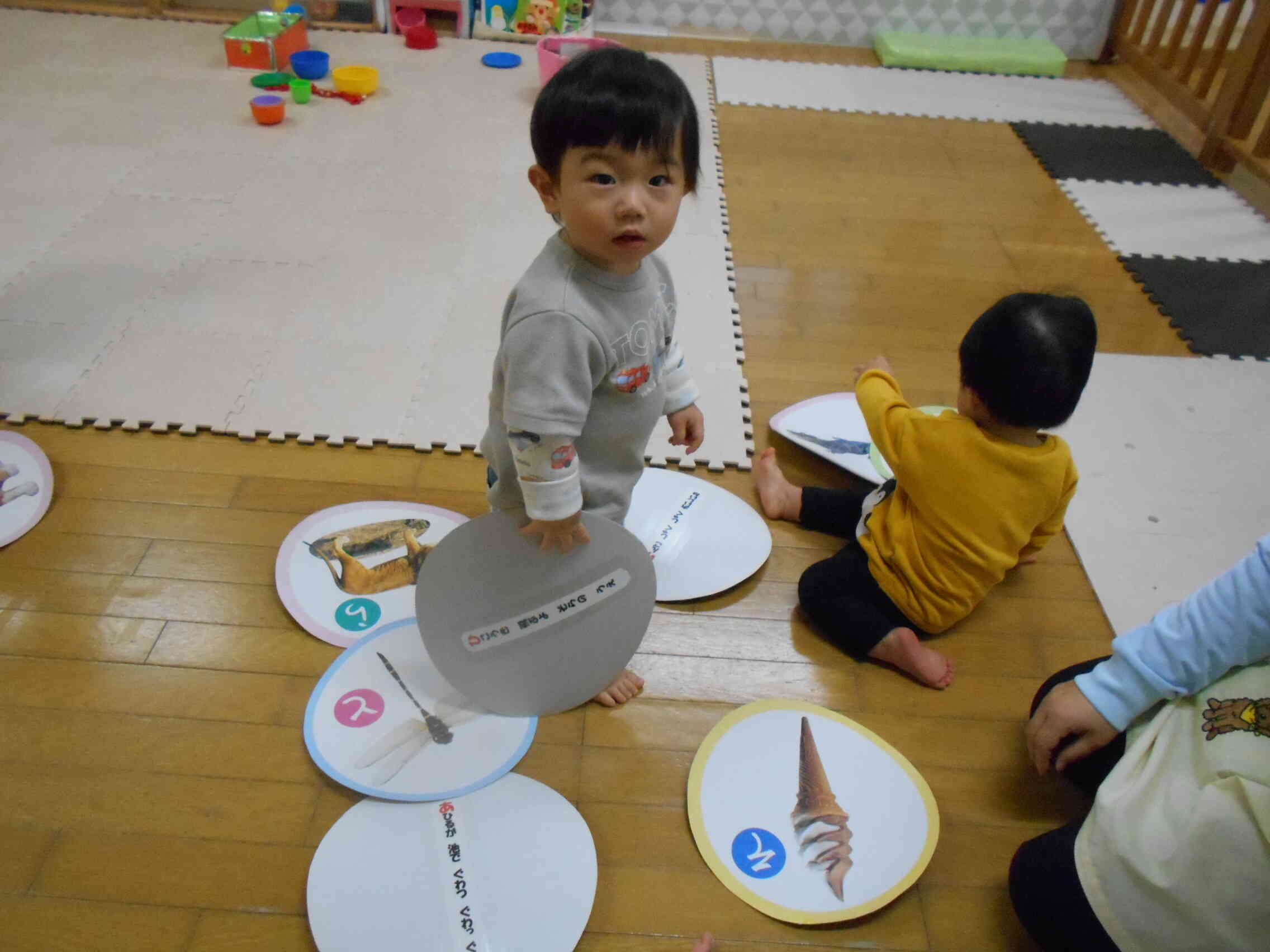 お正月遊びのカルタにも挑戦しました。