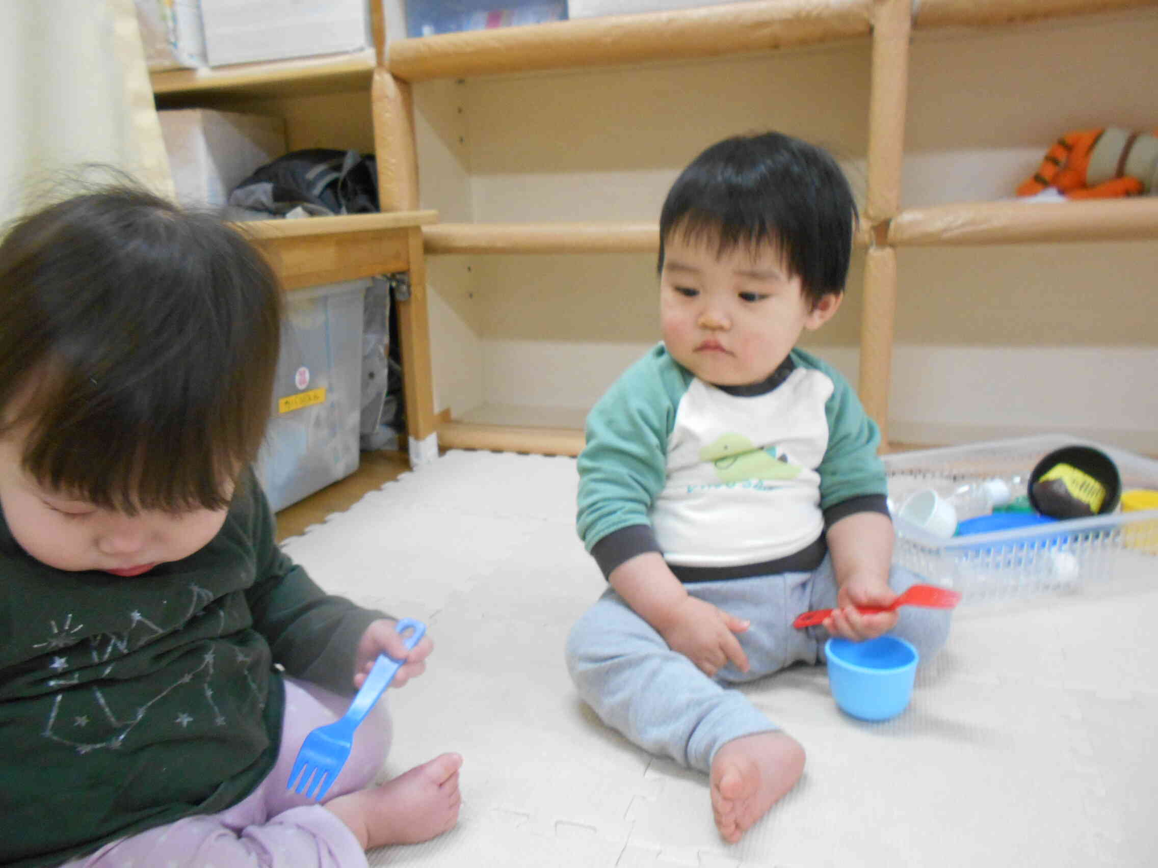 お友だちの遊んでいるものにも、興味津々です。