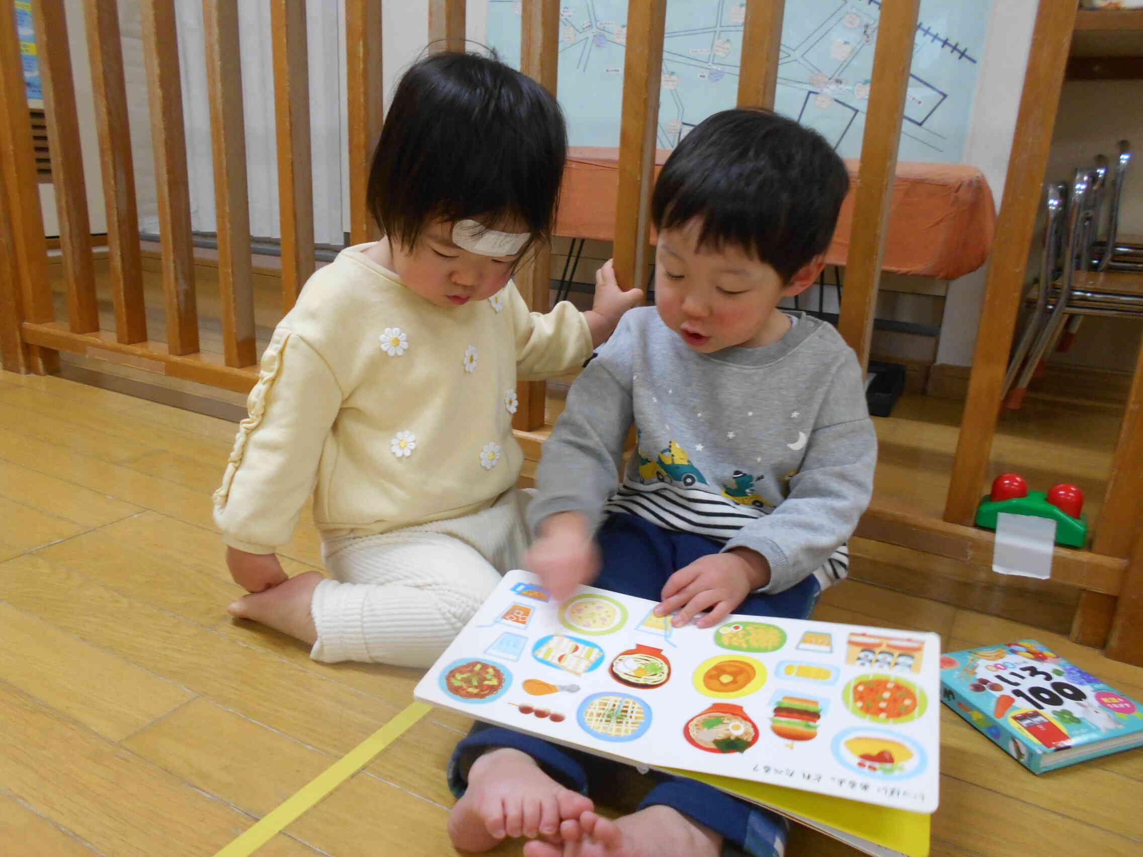 異年齢交流では自分のお兄さんに絵本を呼んでもらっています。