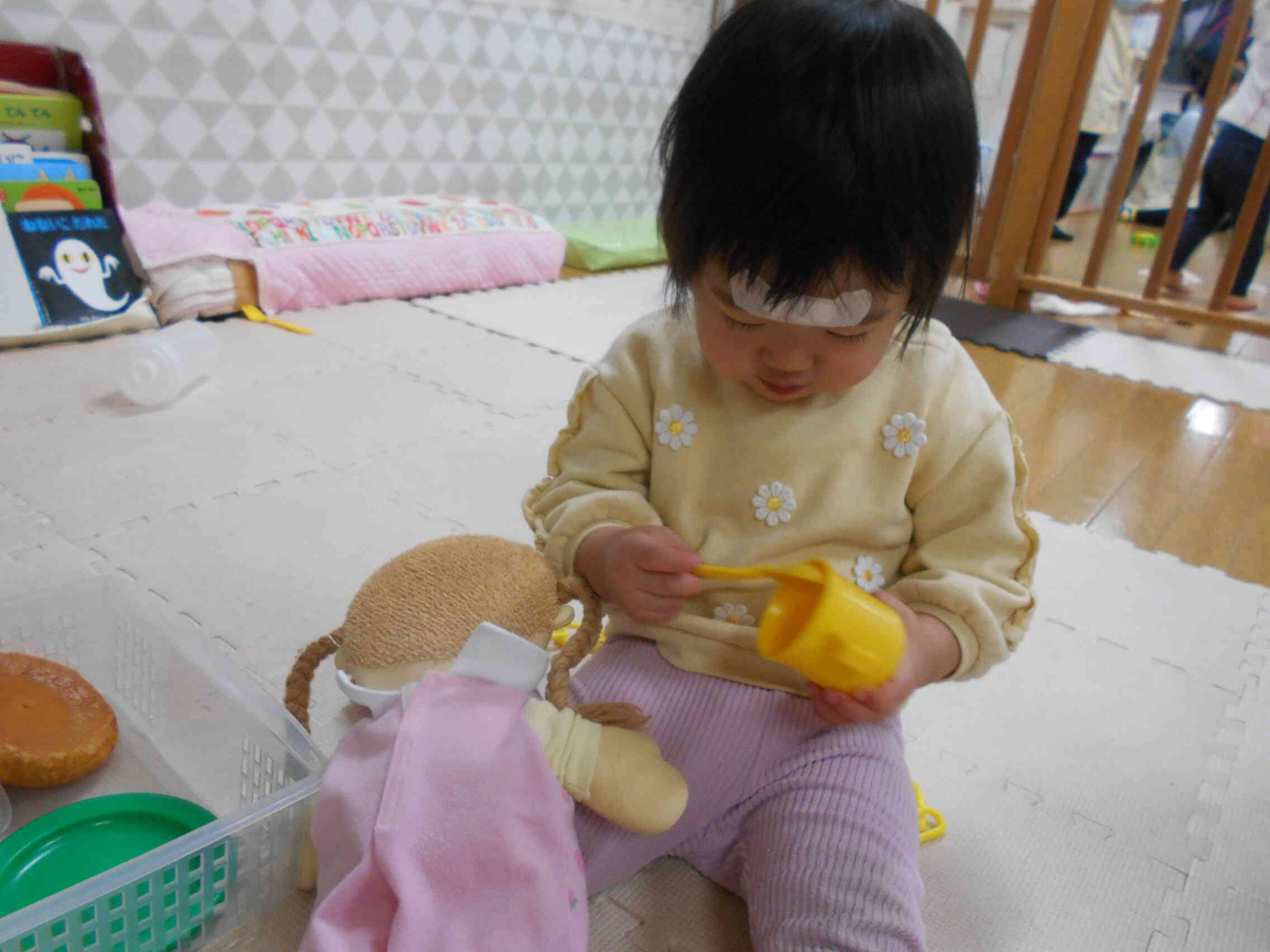 お人形さんを使っておままごとあそび中⭐︎お世話もするようになりましたよ。