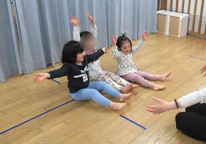 きりん組(2歳児)さんも両手を広げて「ぽん!!」