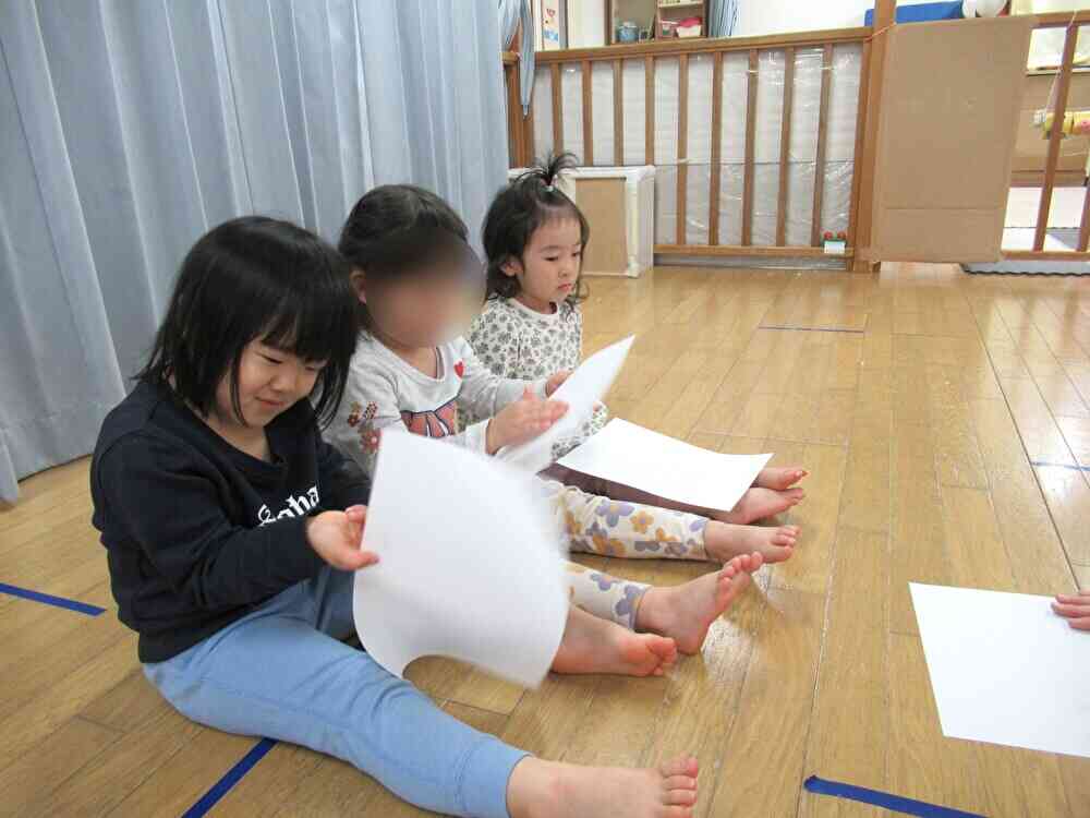 この紙何に使うんだろうと、不思議そうにしています。