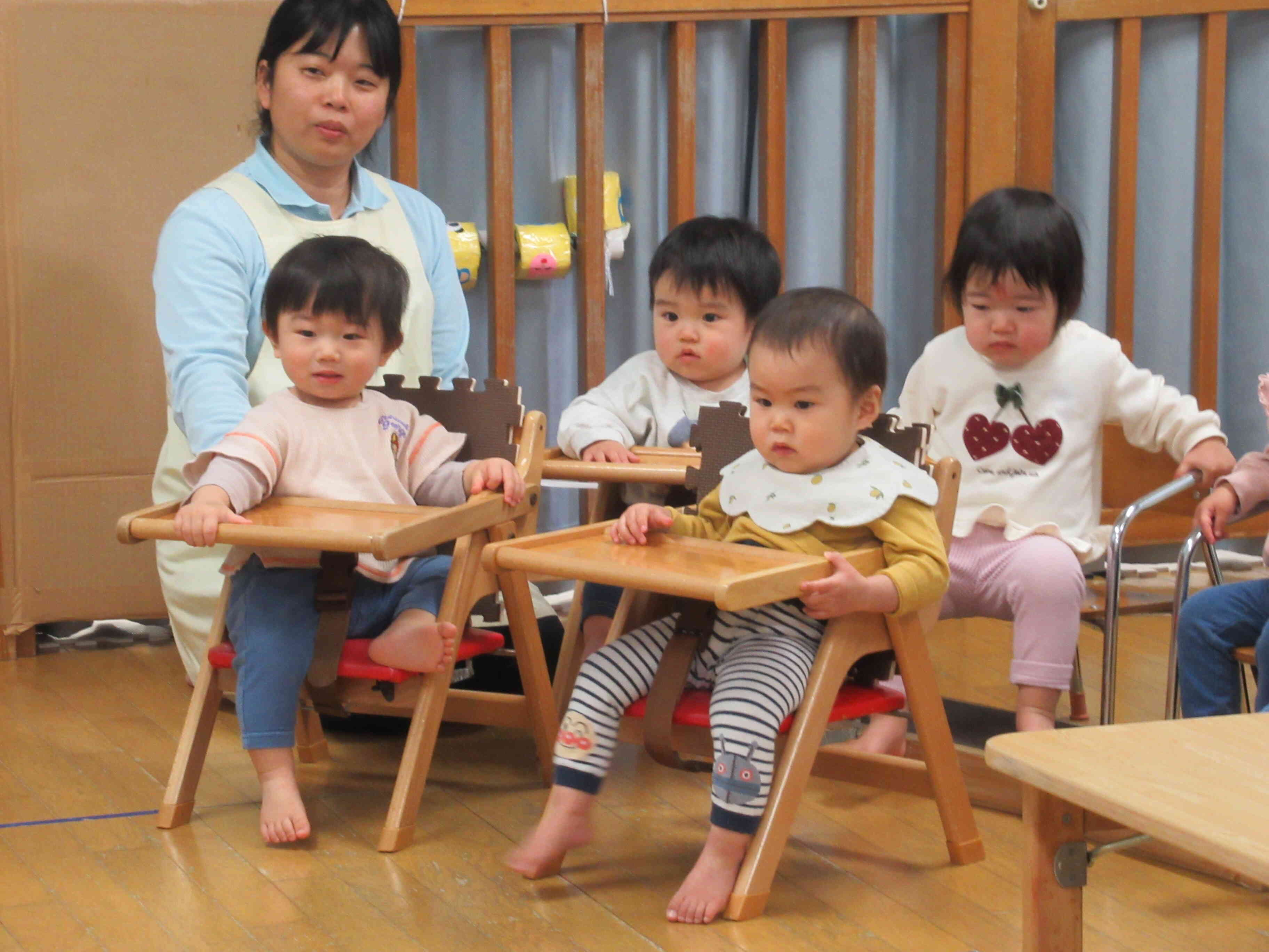 先生の出し物にうさぎ組（0歳児）さんも興味津々！