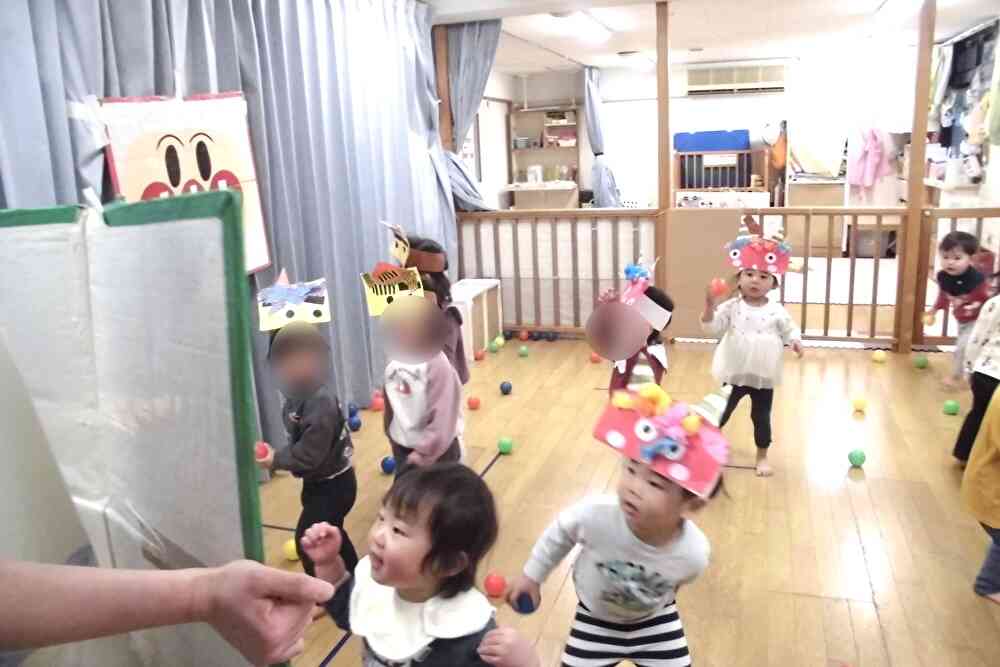 キャラクターパネルが移動すると、ボールを持って追いかけてボールを投げているお友達もいました。