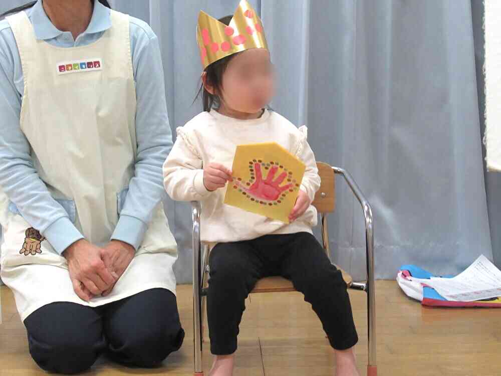 担任の先生から手形のついたお誕生日カードをもらいました！