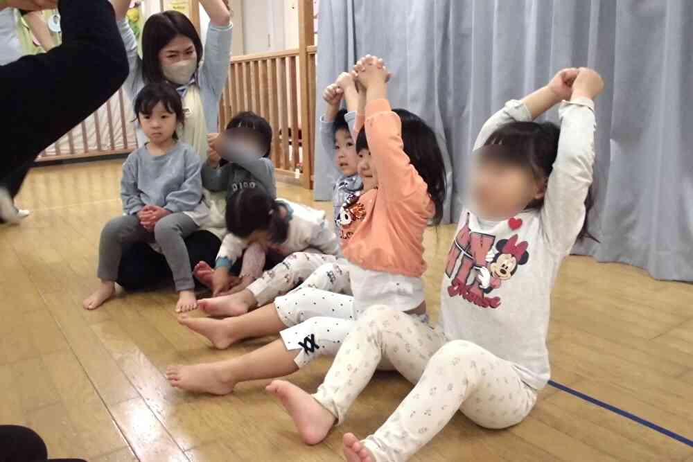 お餅の歌に合わせて伸びたり膨らんだりしました!