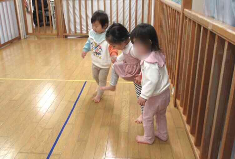 お散歩の曲が流れると、お友達と手を取りお散歩が始まりました♪