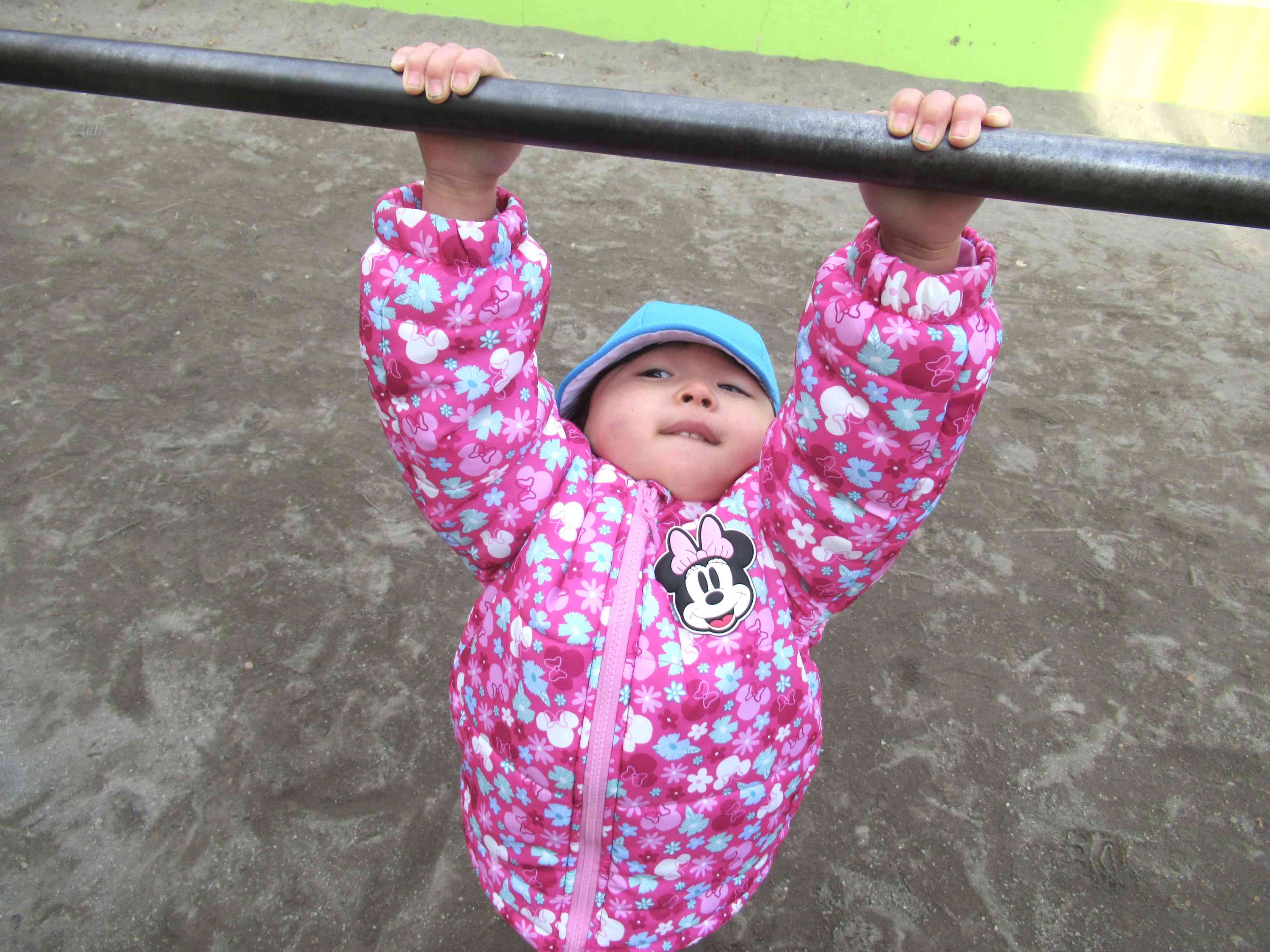 鉄棒にぶらぶら〜！長くぶら下がれるようになりました！