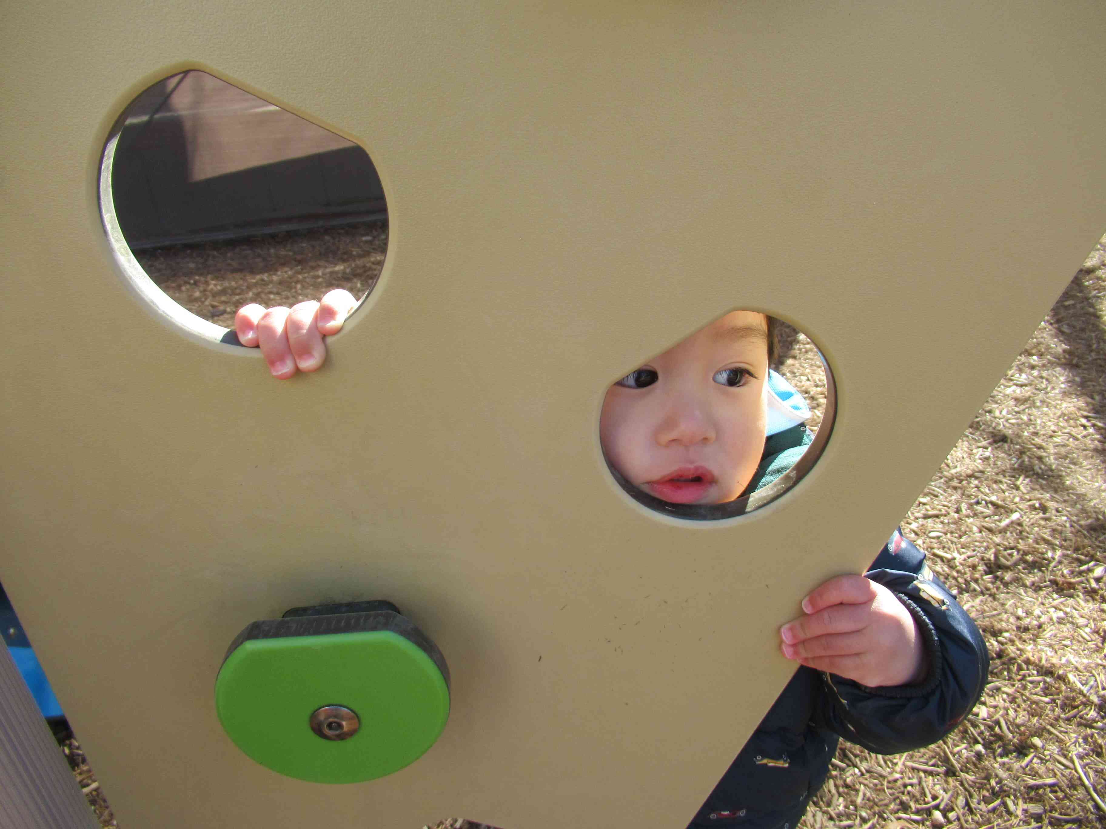 アスレチックの穴から覗き込んで何が見えるかな〜？