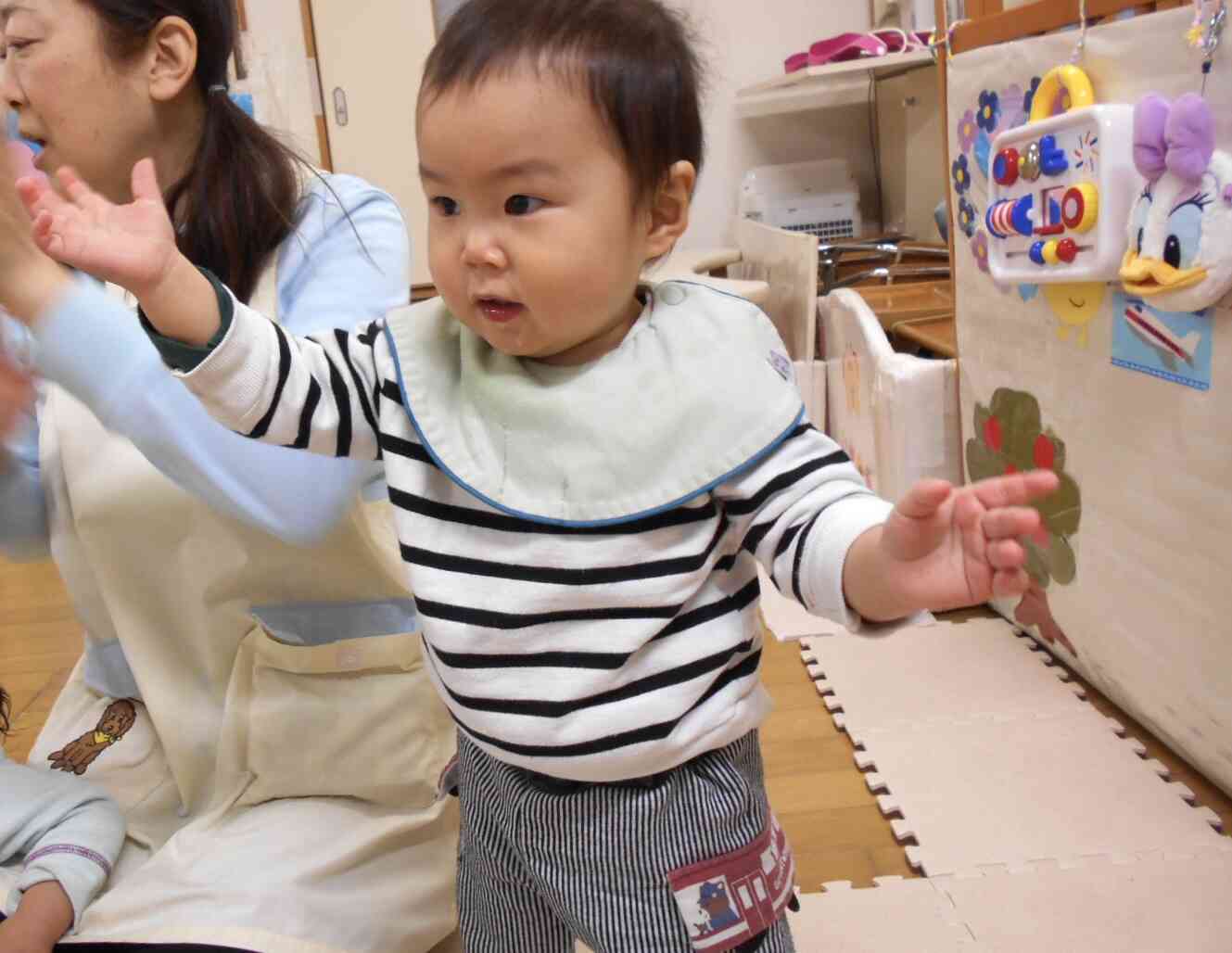 音楽が流れると手を叩いてリズムに乗るようになりました!