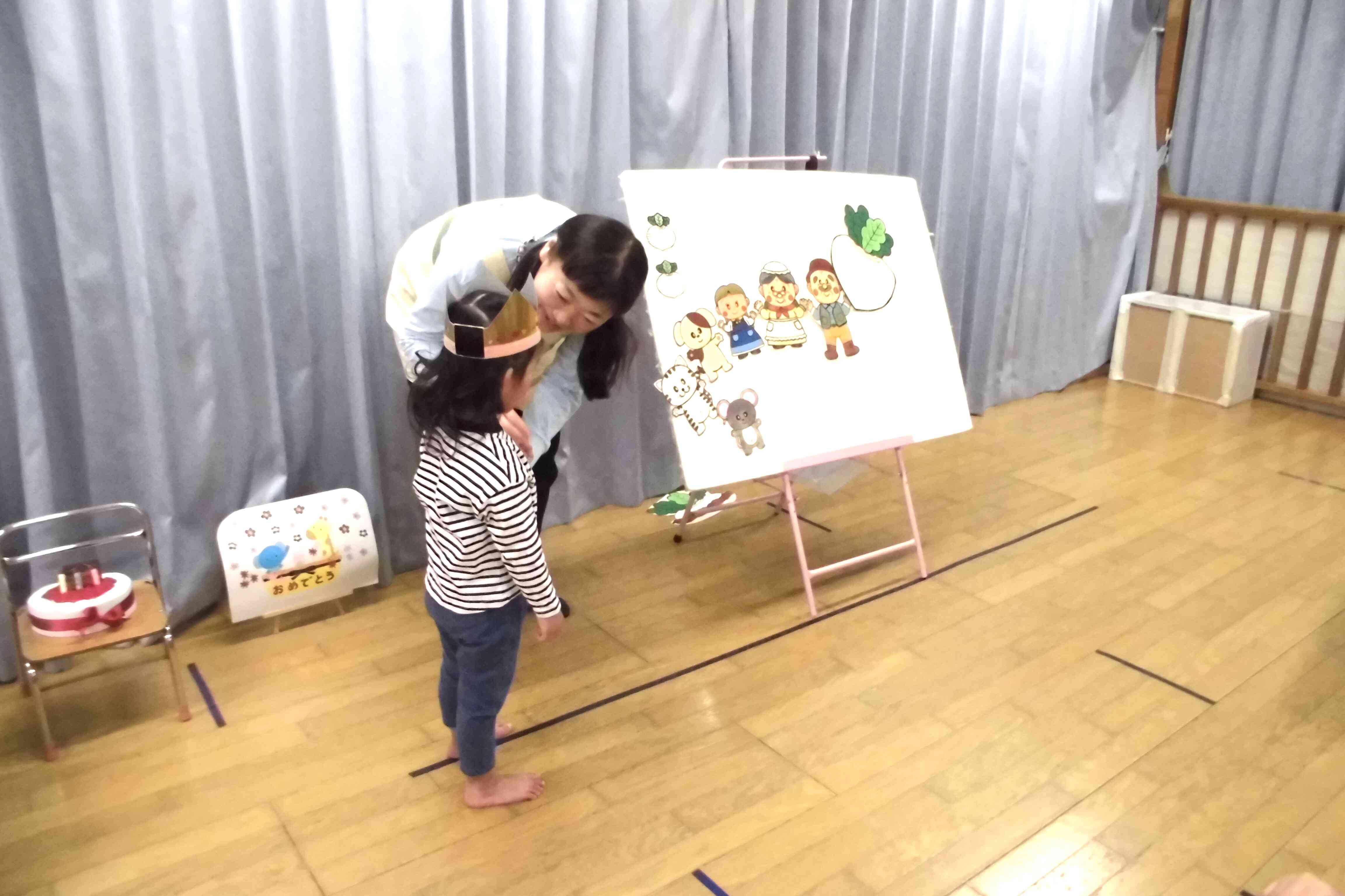 先生が先生が「なかなかかぶが抜けないので、今月お誕生日の子に手伝ってもらおうかな?」と声をかけると、前に出てきて 一緒にかぶを抜くお手伝いをしてくれました!