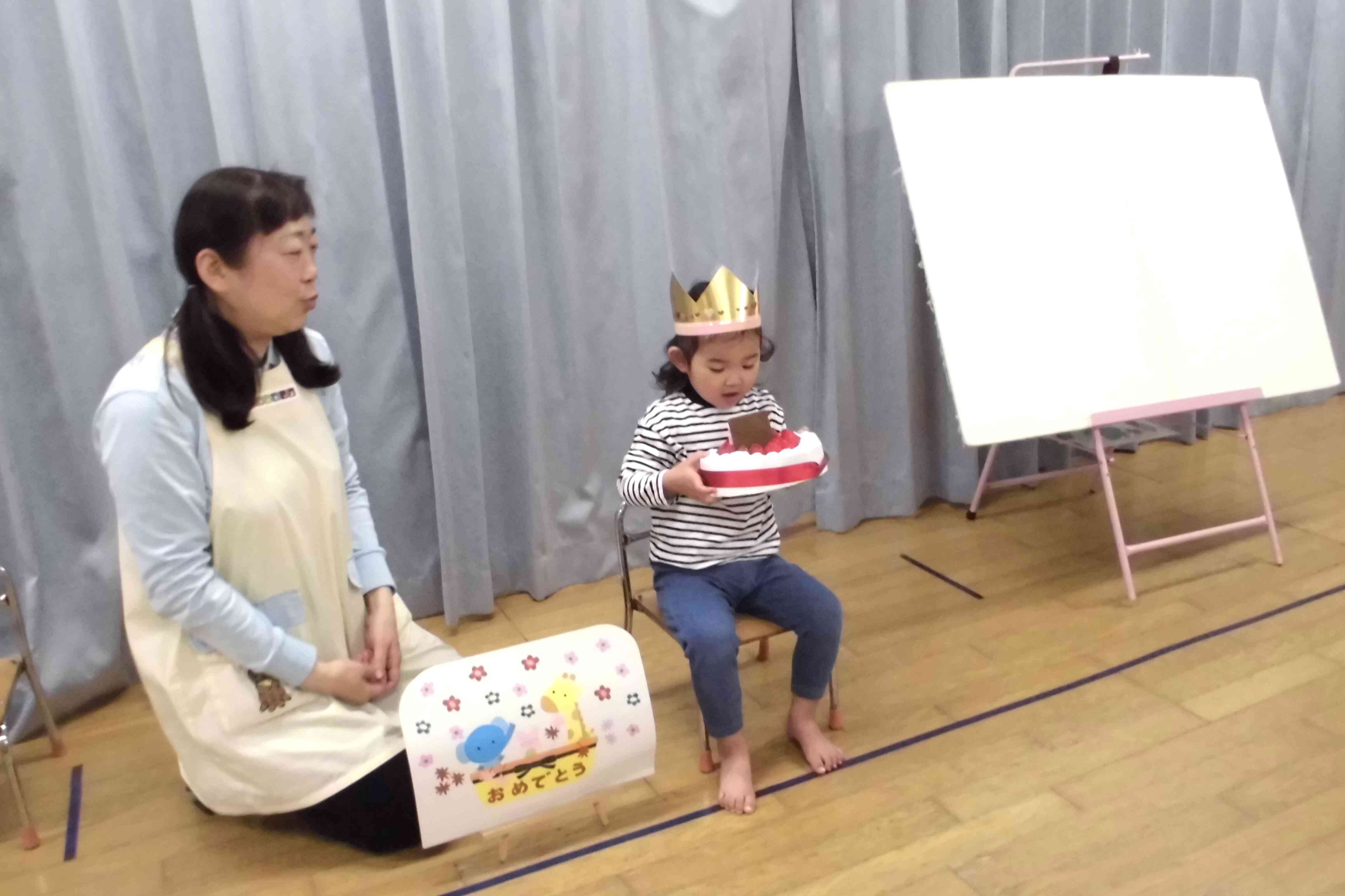 「ろうそく消せるかな〜?」と聞くと、「フー」と思いっきり消してくれました!