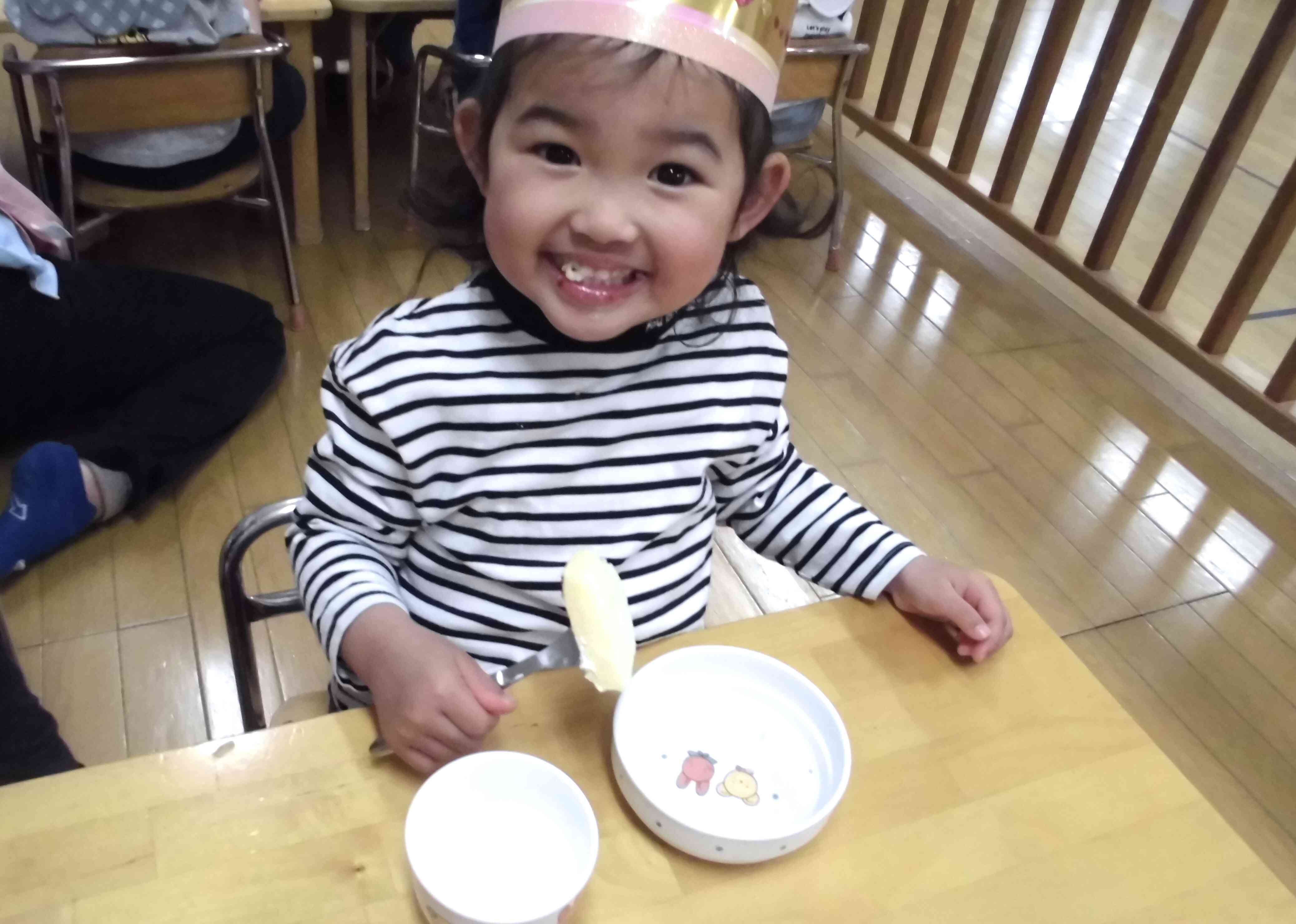 お誕生日ケーキにはマシュマロおこし付き！