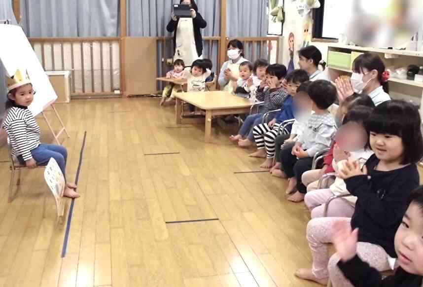 みんなで「ハッピーバースデー」の歌を歌ってお祝い☆