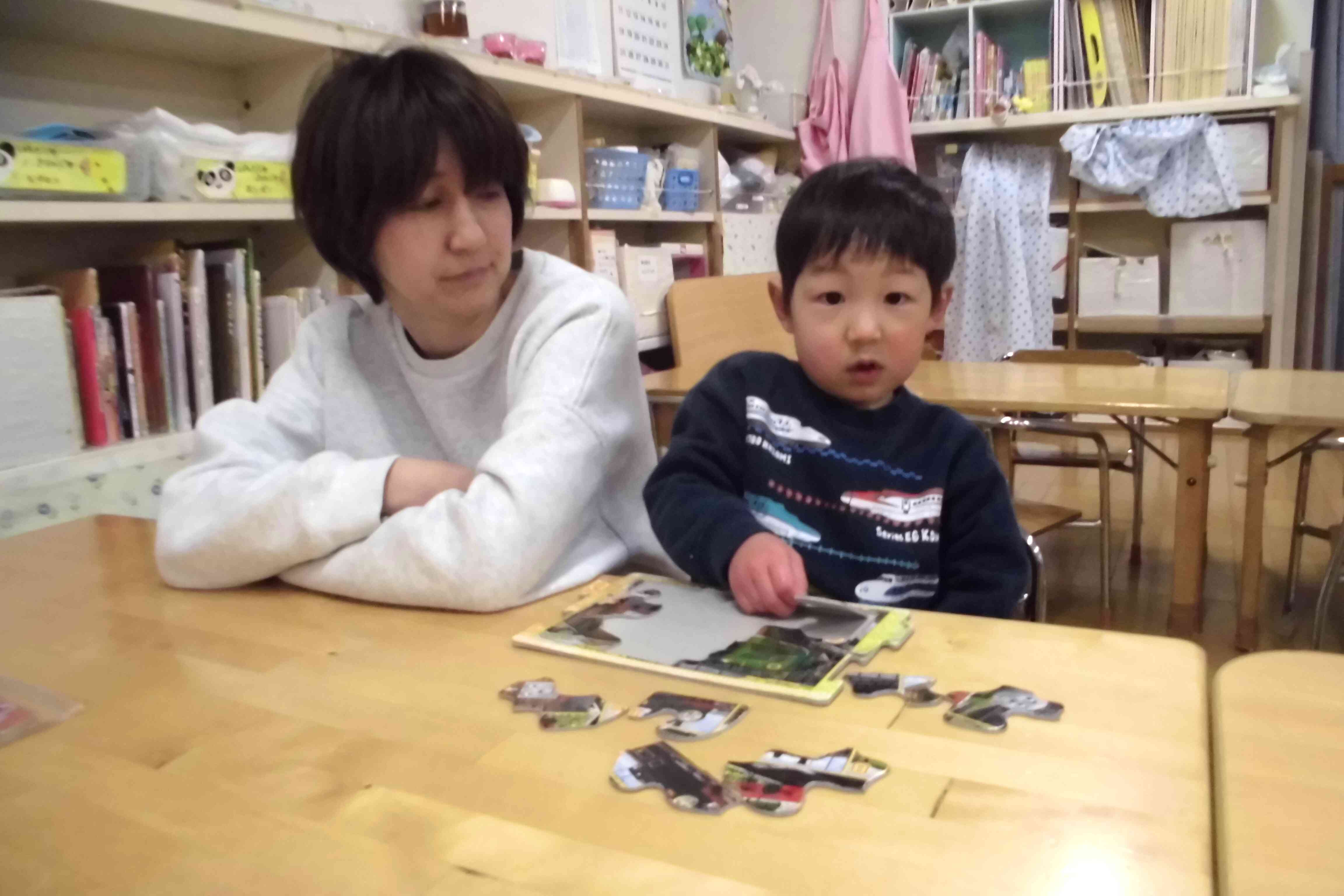 お母さんと楽しんでパズルをしました。