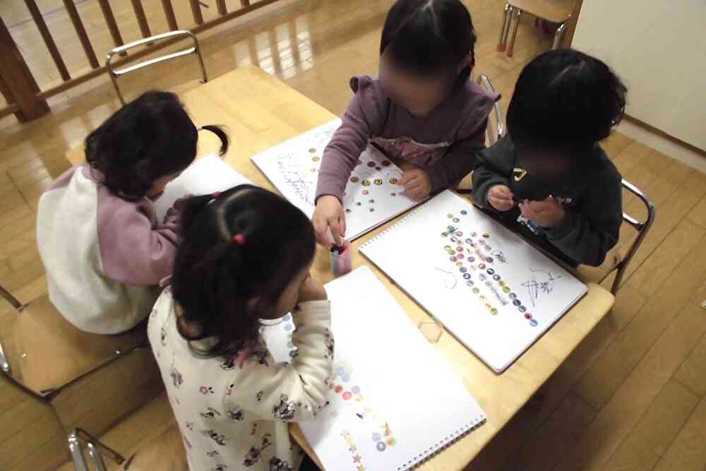 シールを剥がす時の集中力はすごいものです!