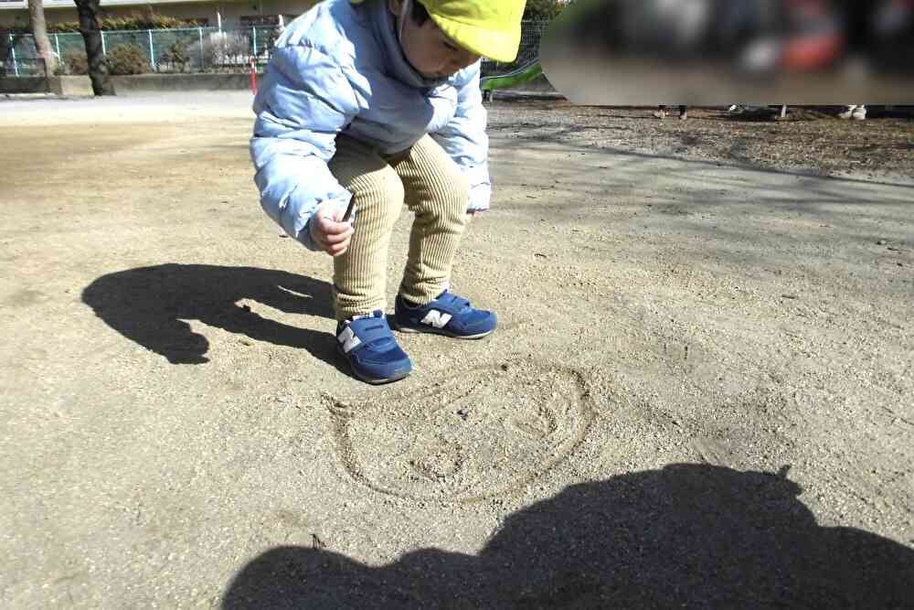 お絵描きも上手になりました!何を書いているのかな?