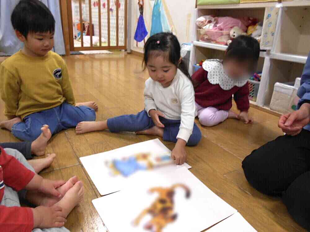 お友達がやっている様子をみんなで観察。