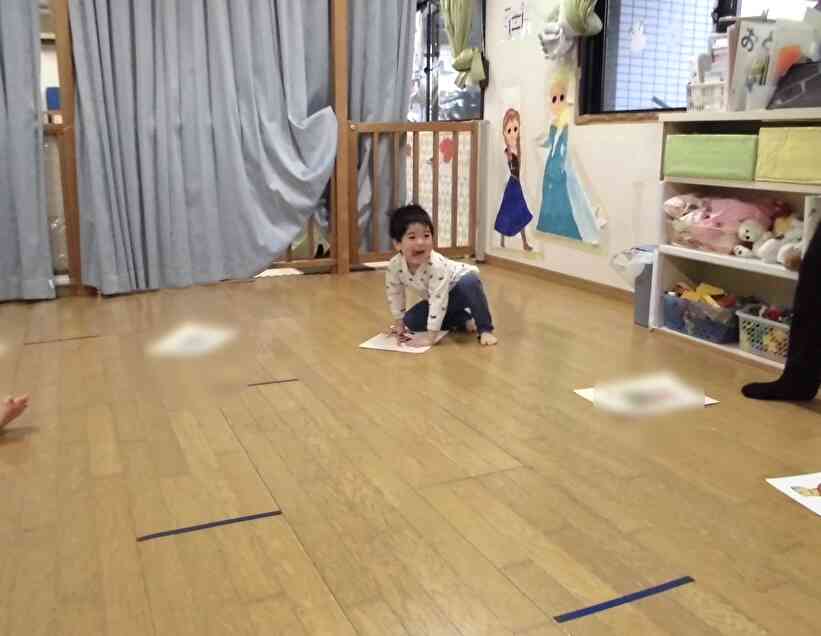 きりん組(2歳児)さんの絵合わせカードゲームは、部屋いっぱいにカードを置かれていても同じ絵をすぐに見つられています。
