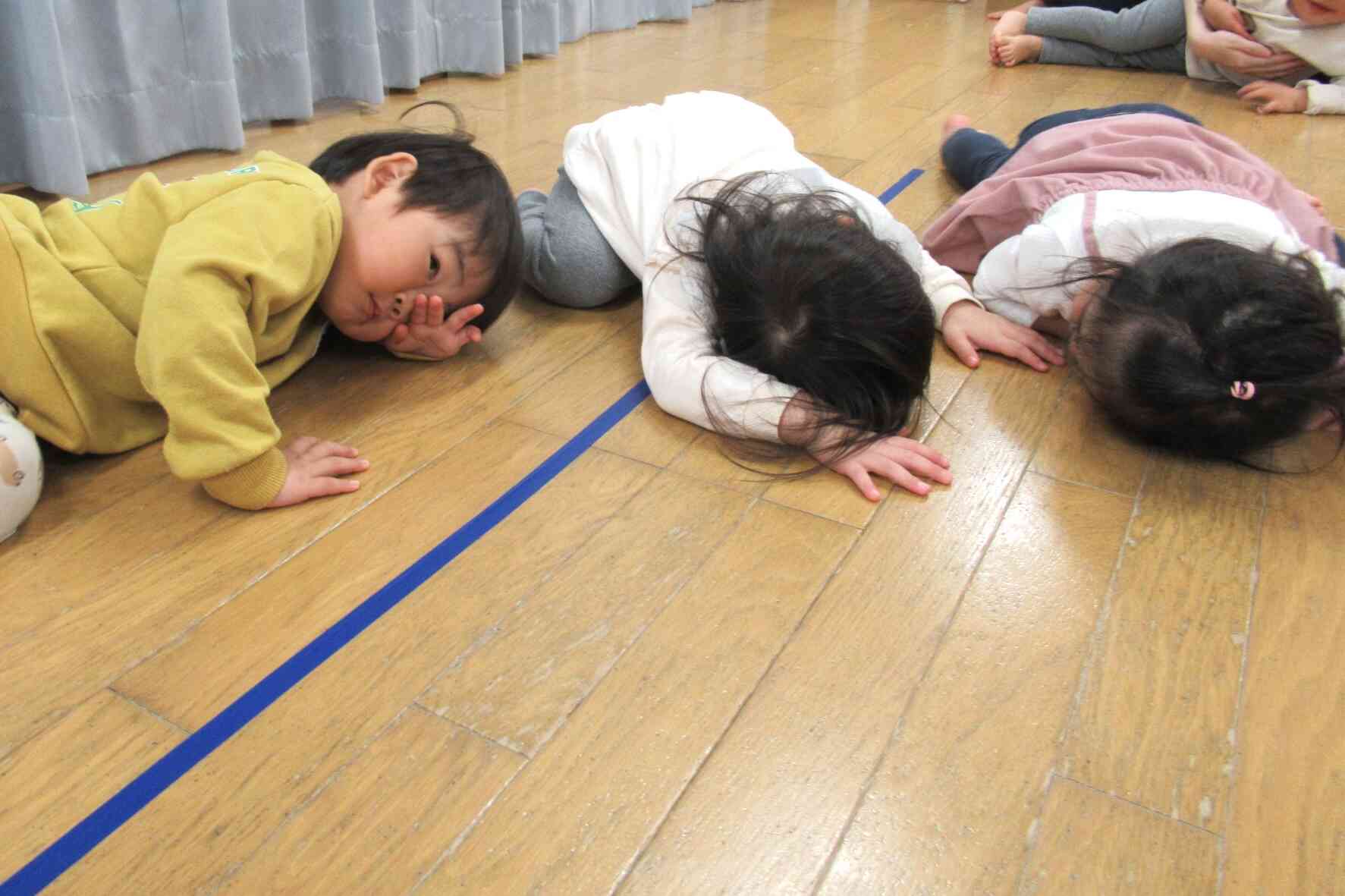 おやすみなさい〜の曲が流れると、横になってスヤスヤ〜