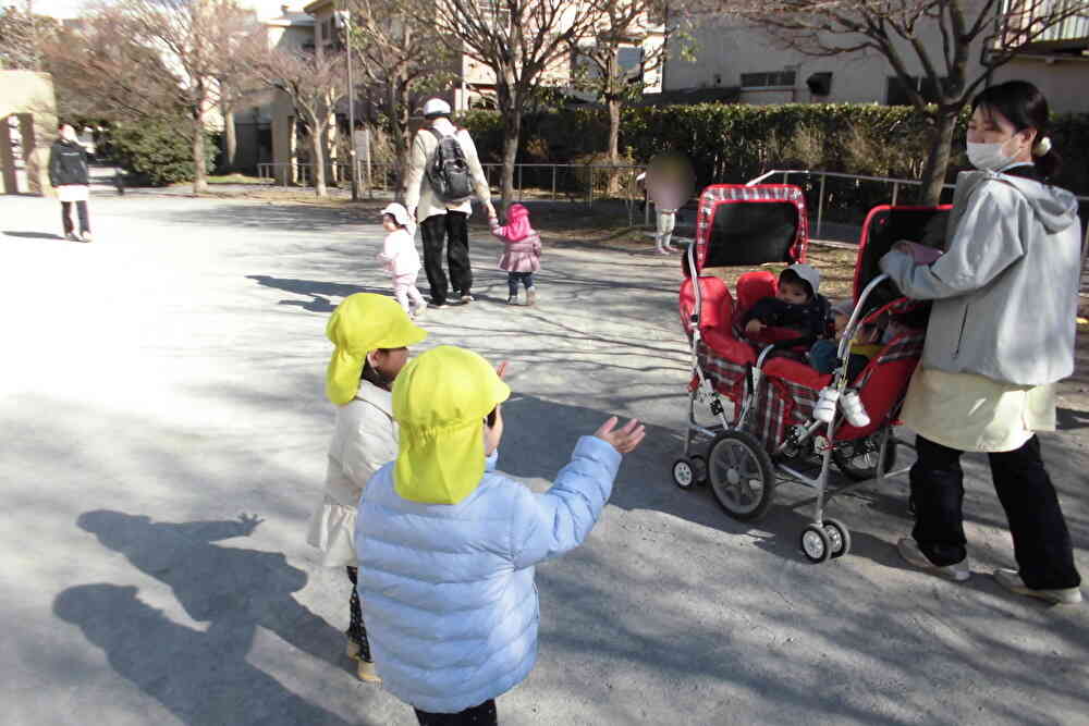 途中でうさぎ組（0歳児）さんと会いました！