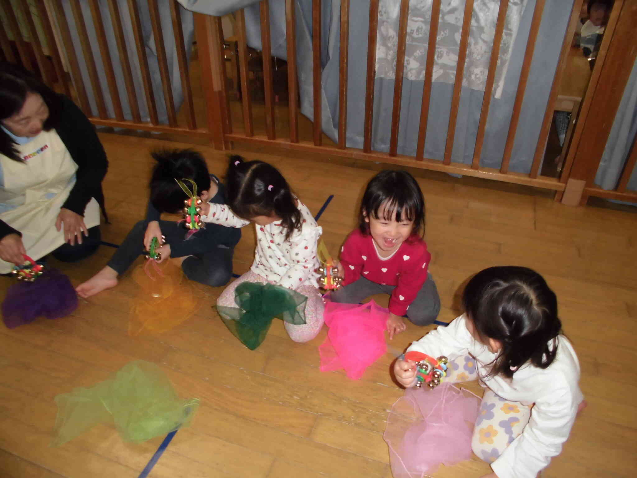 スカーフをお花に見立てて、鈴をジョーロに見立てて水やりをしています。