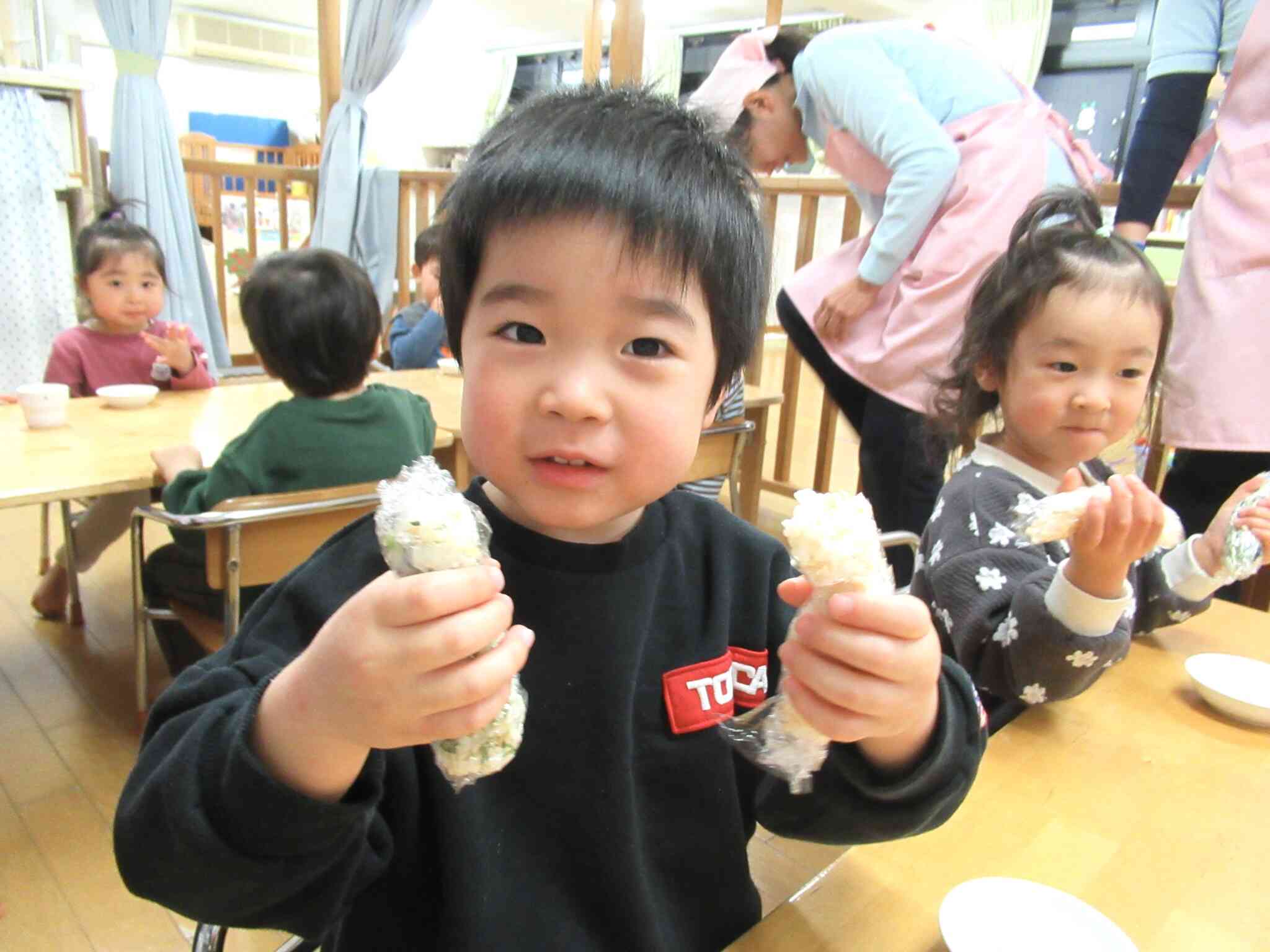 2つの手巻き寿司、こんなに大きくできた!