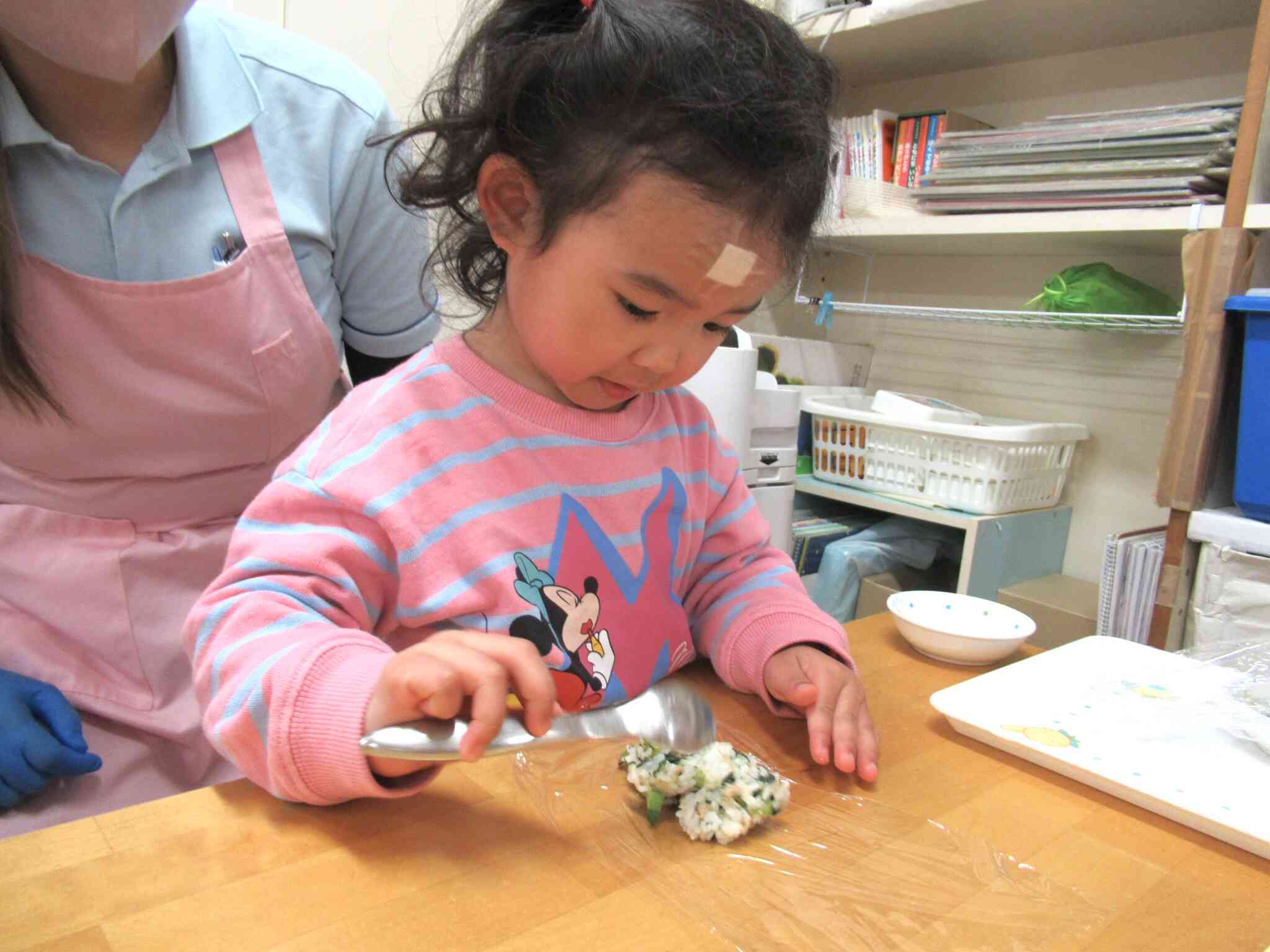 ラップからこぼれない様に慎重に…