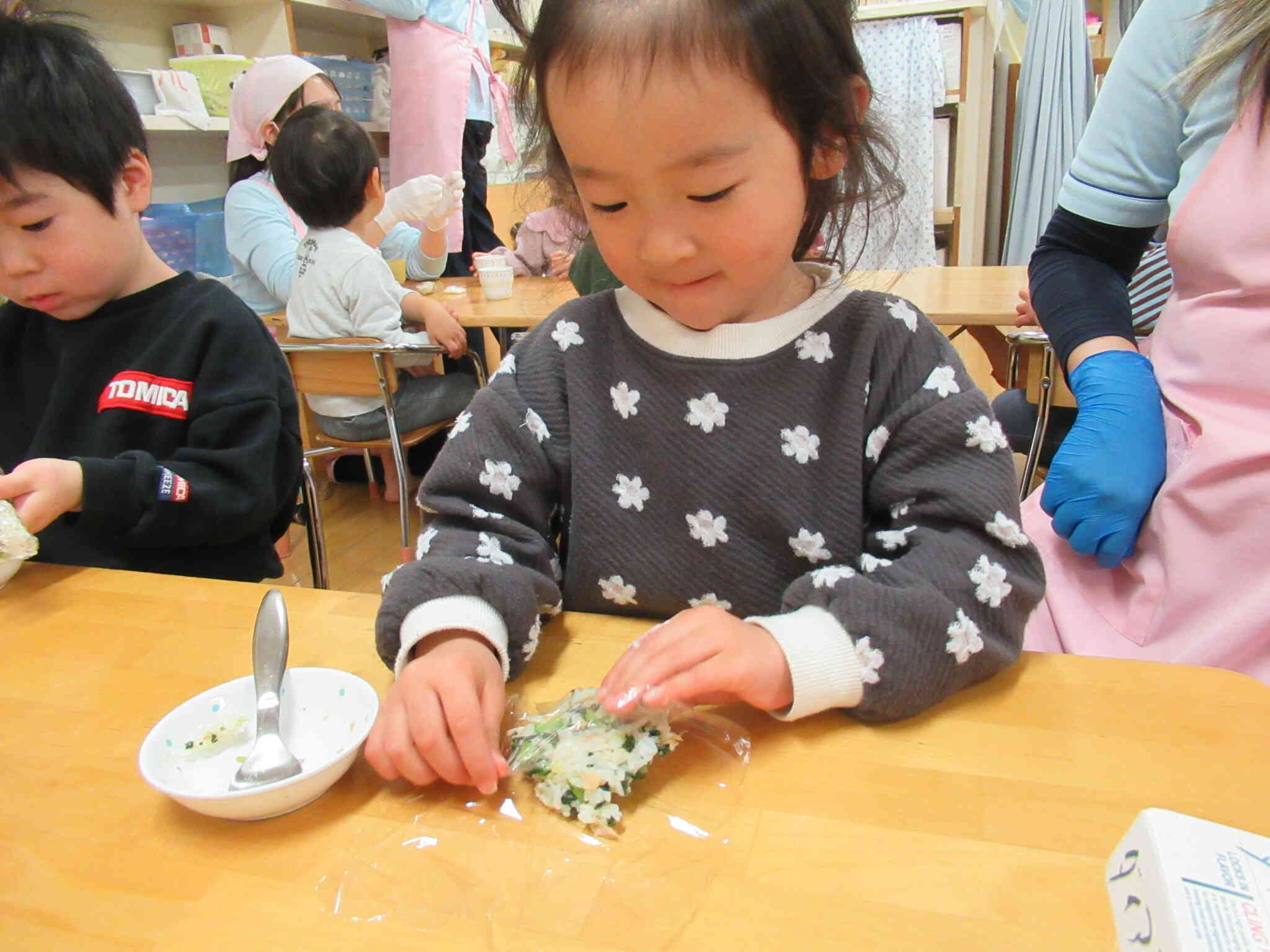 ご飯を入れて綺麗に包んでいます!