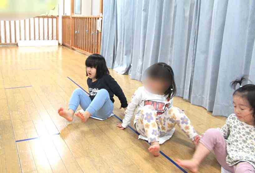 ぐしゃぐしゃにした紙を広げてお尻に敷いてクルクル〜