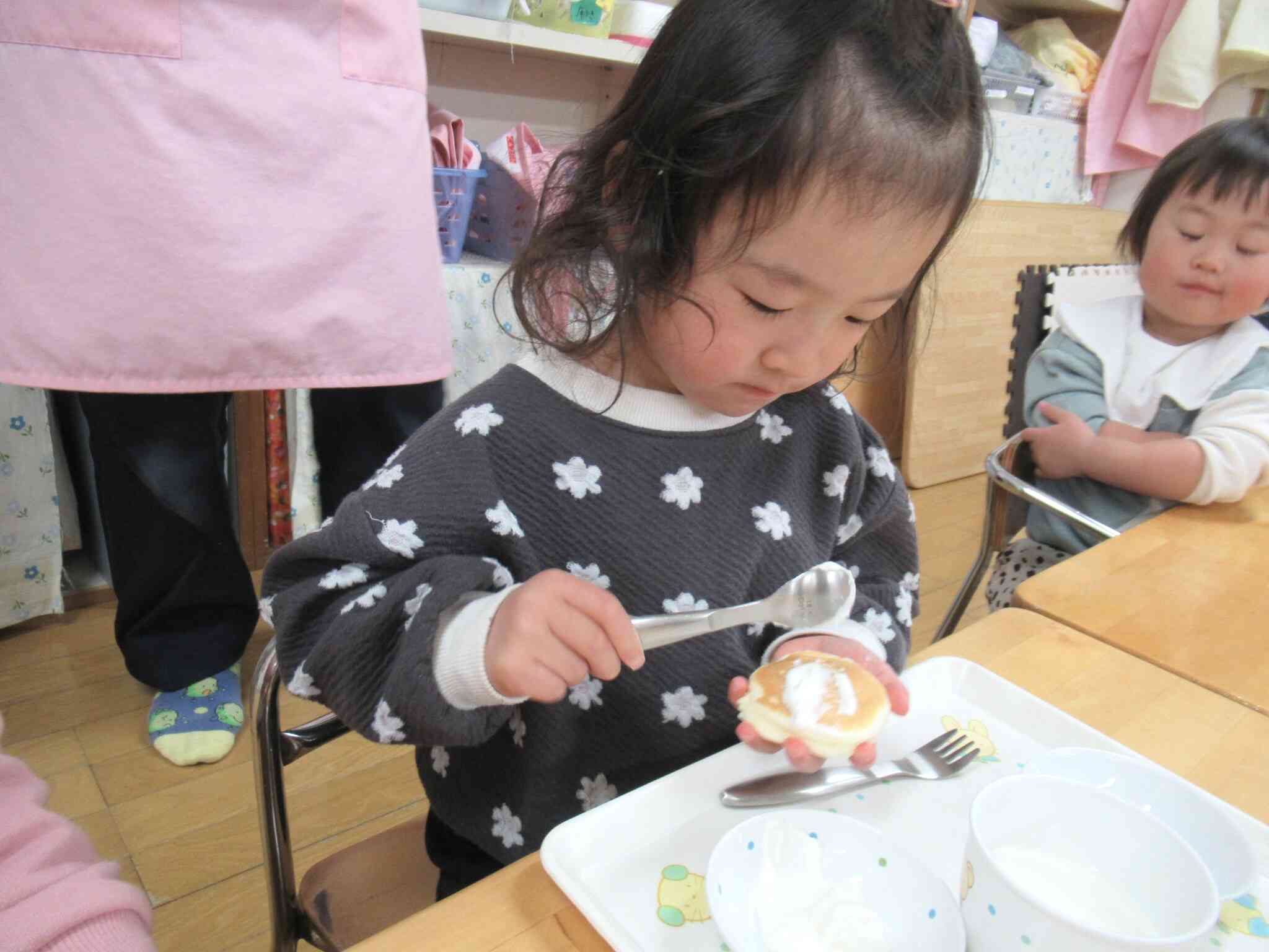 おやつのホットケーキに自分で作ったバターをぬりぬり。