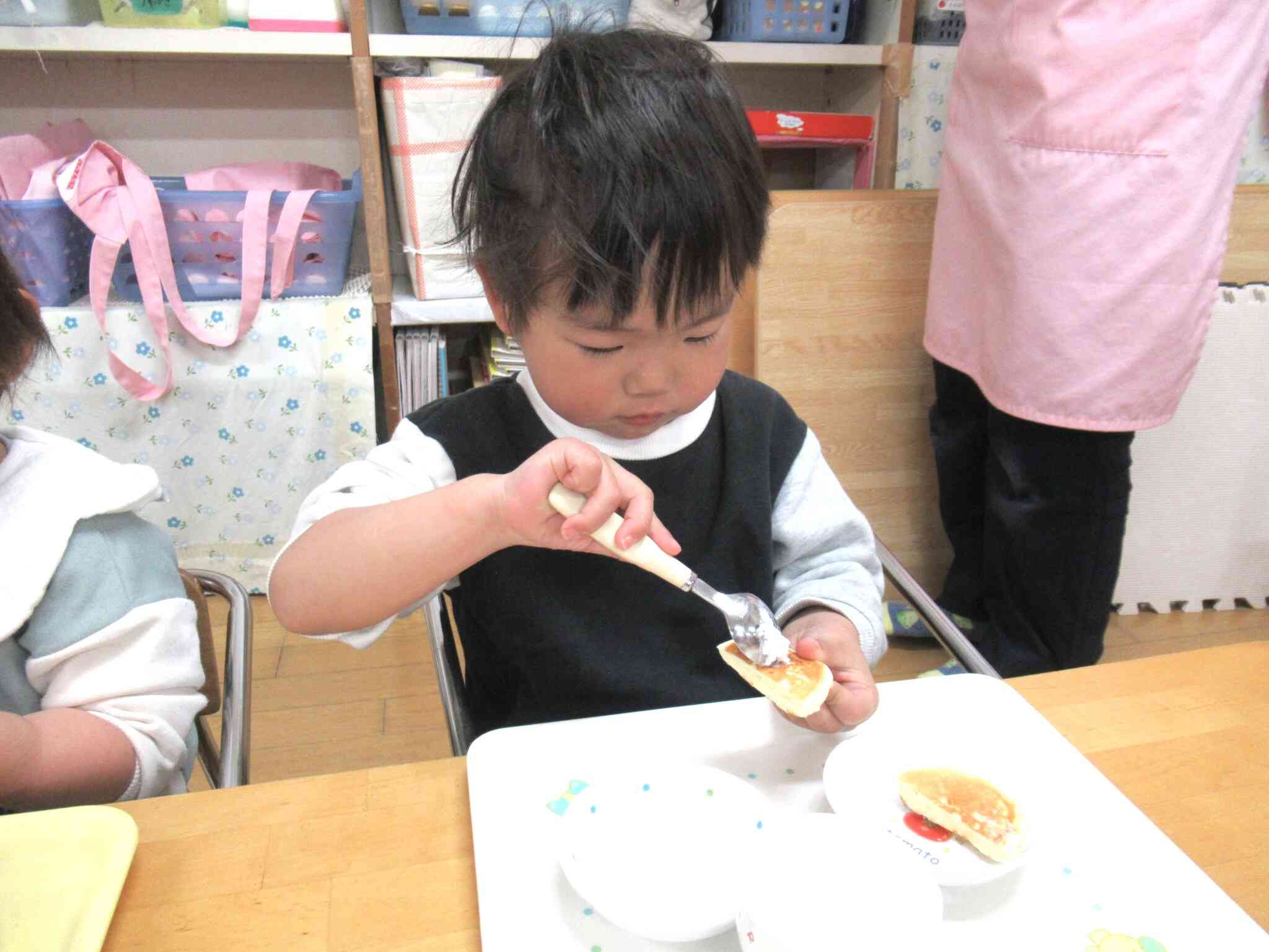 ぱんだ組(1歳児)さんも上手に塗れています。